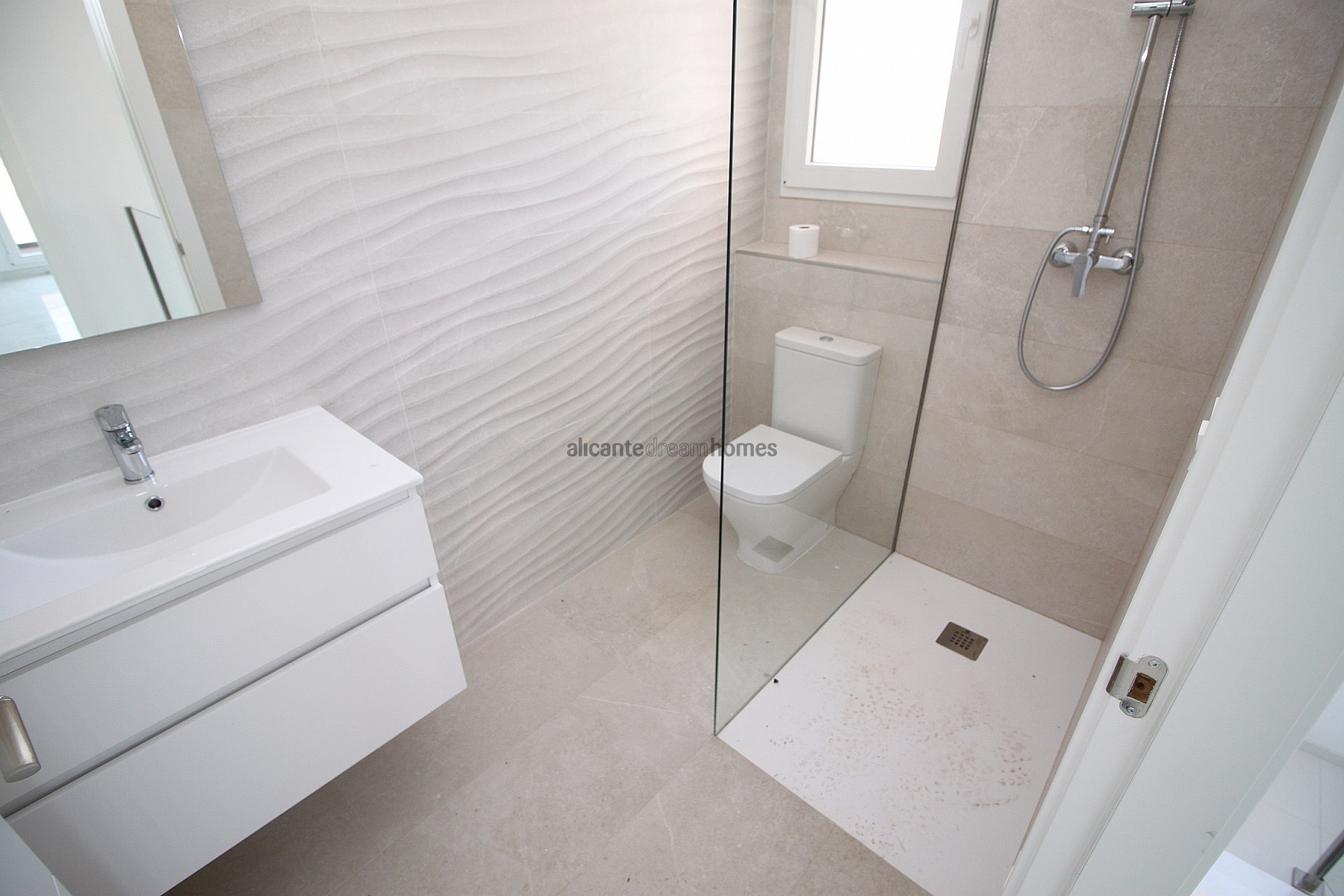 Resale - 4 Bedroom 3 Bathroom Villa in Pinoso -  - Alicante