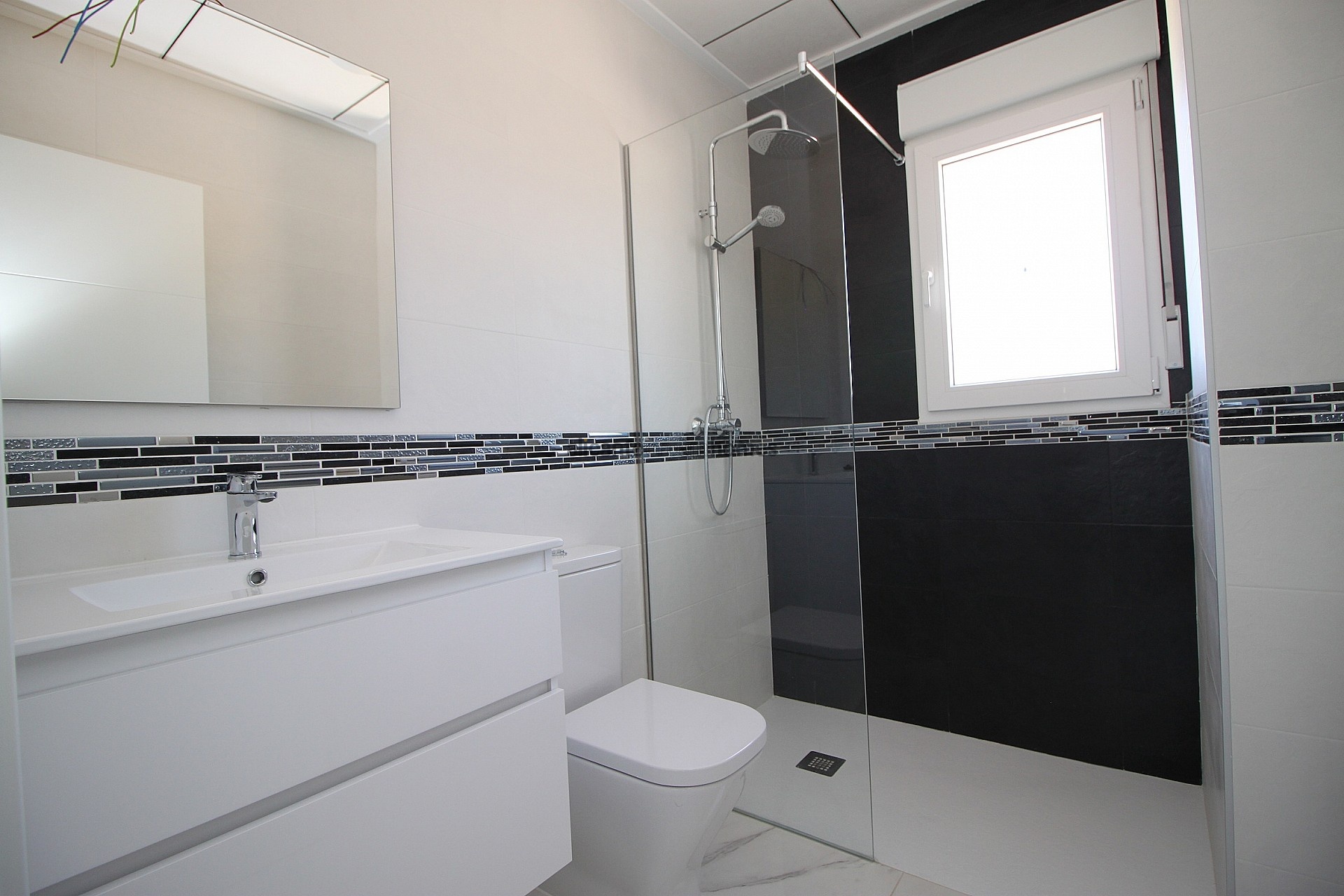 Resale - 4 Bedroom 3 Bathroom Villa in Pinoso -  - Alicante