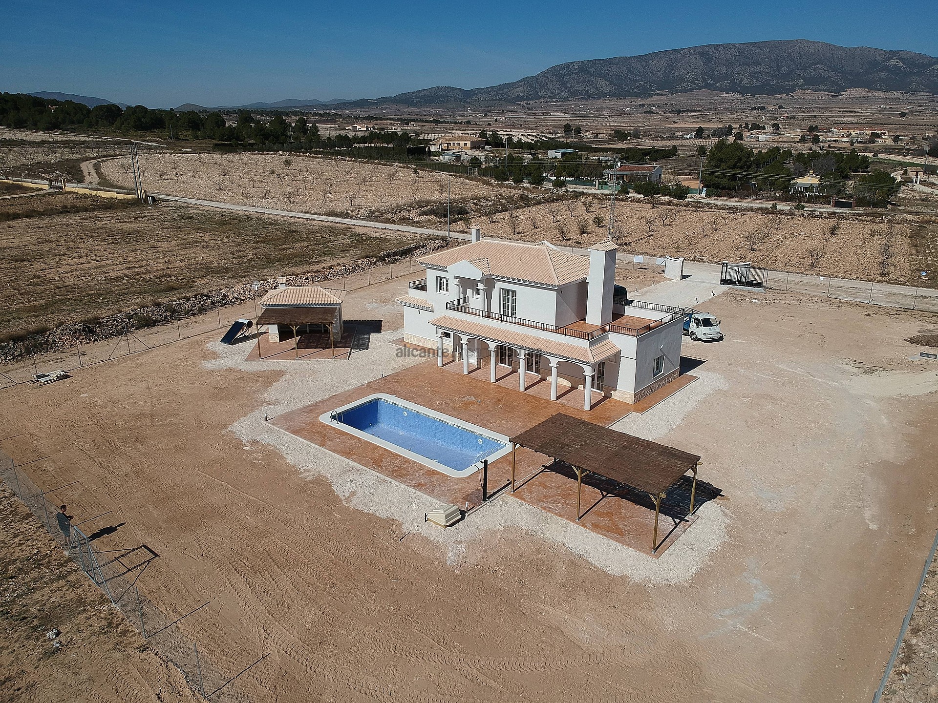 Resale - 4 Bedroom 3 Bathroom Villa in Pinoso -  - Alicante