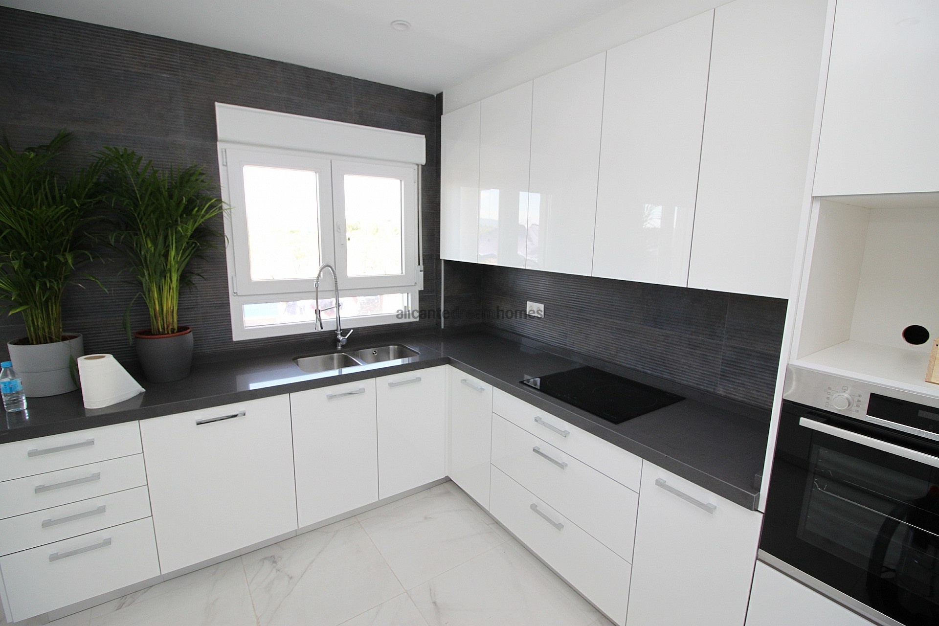 Resale - 4 Bedroom 3 Bathroom Villa in Pinoso -  - Alicante