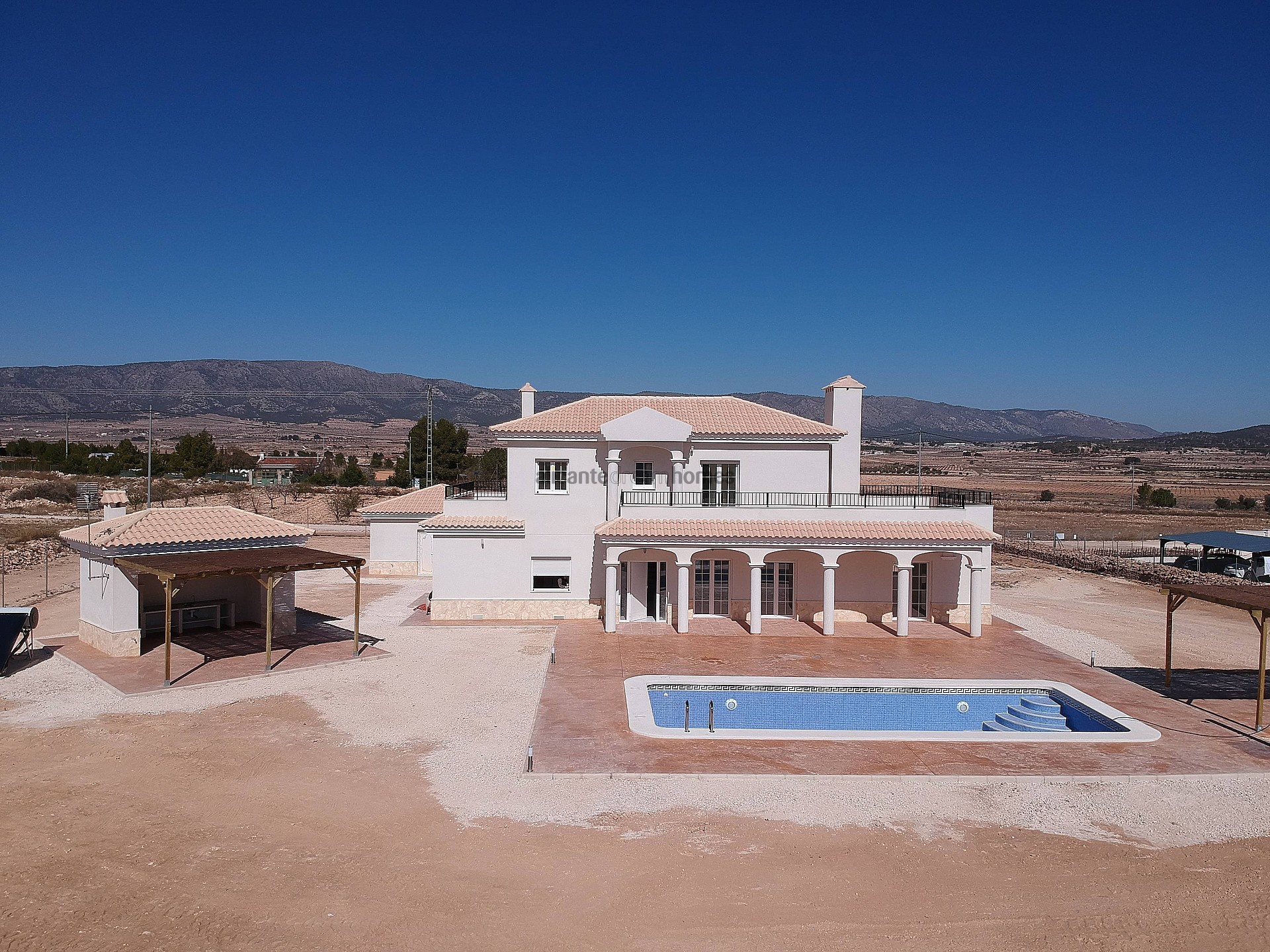 Resale - 4 Bedroom 3 Bathroom Villa in Pinoso -  - Alicante