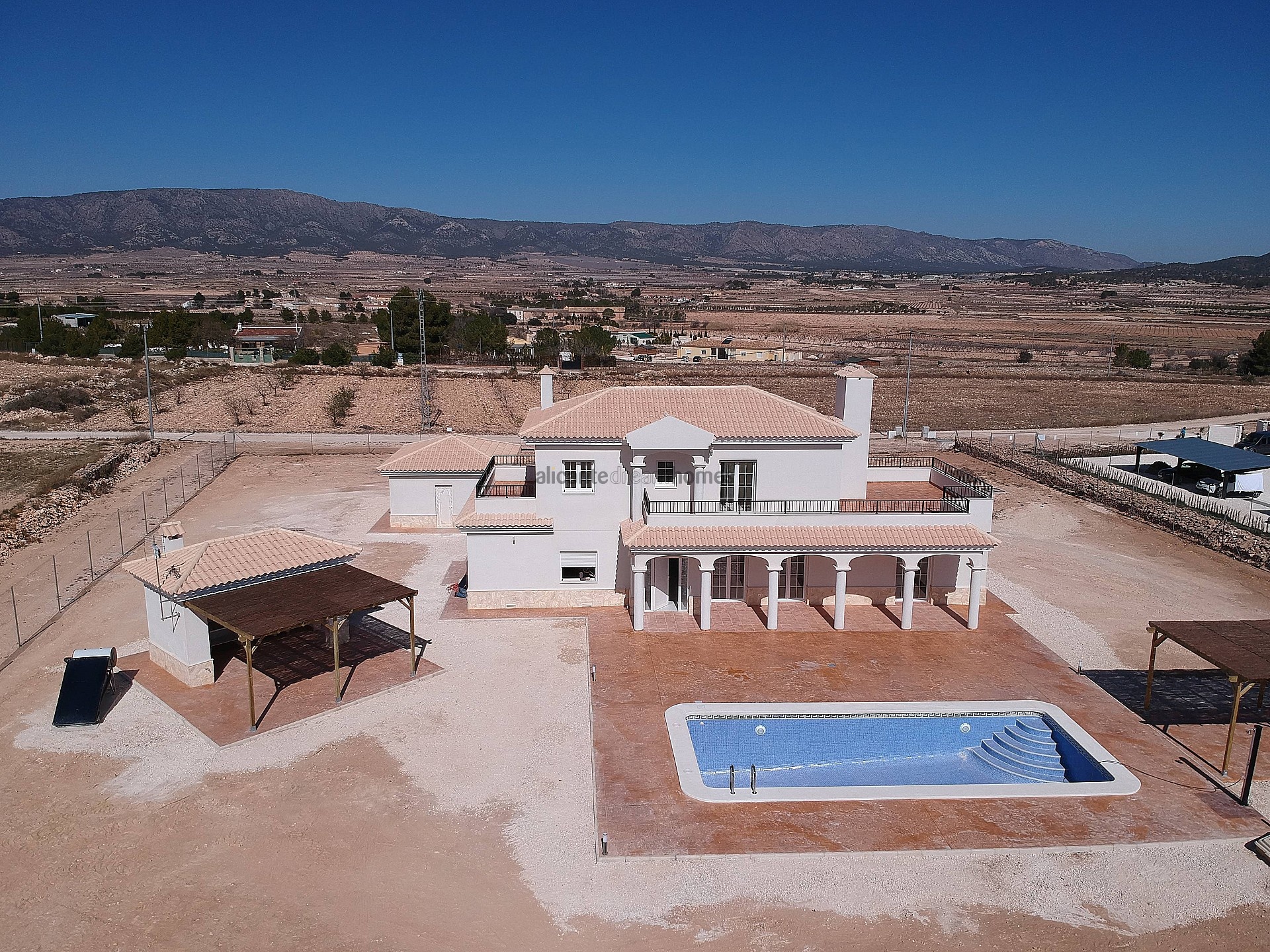 Resale - 4 Bedroom 3 Bathroom Villa in Pinoso -  - Alicante