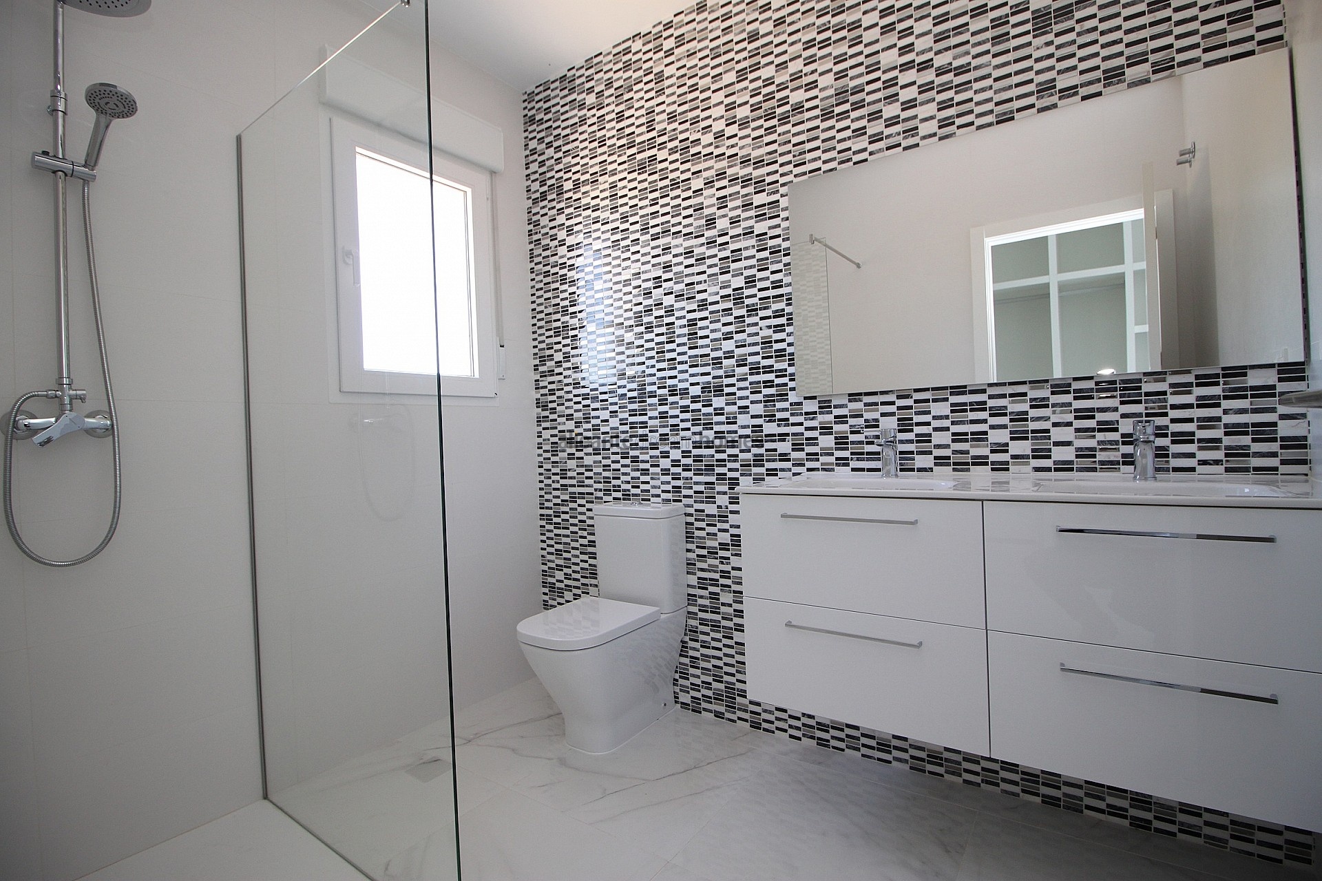 Resale - 4 Bedroom 3 Bathroom Villa in Pinoso -  - Alicante