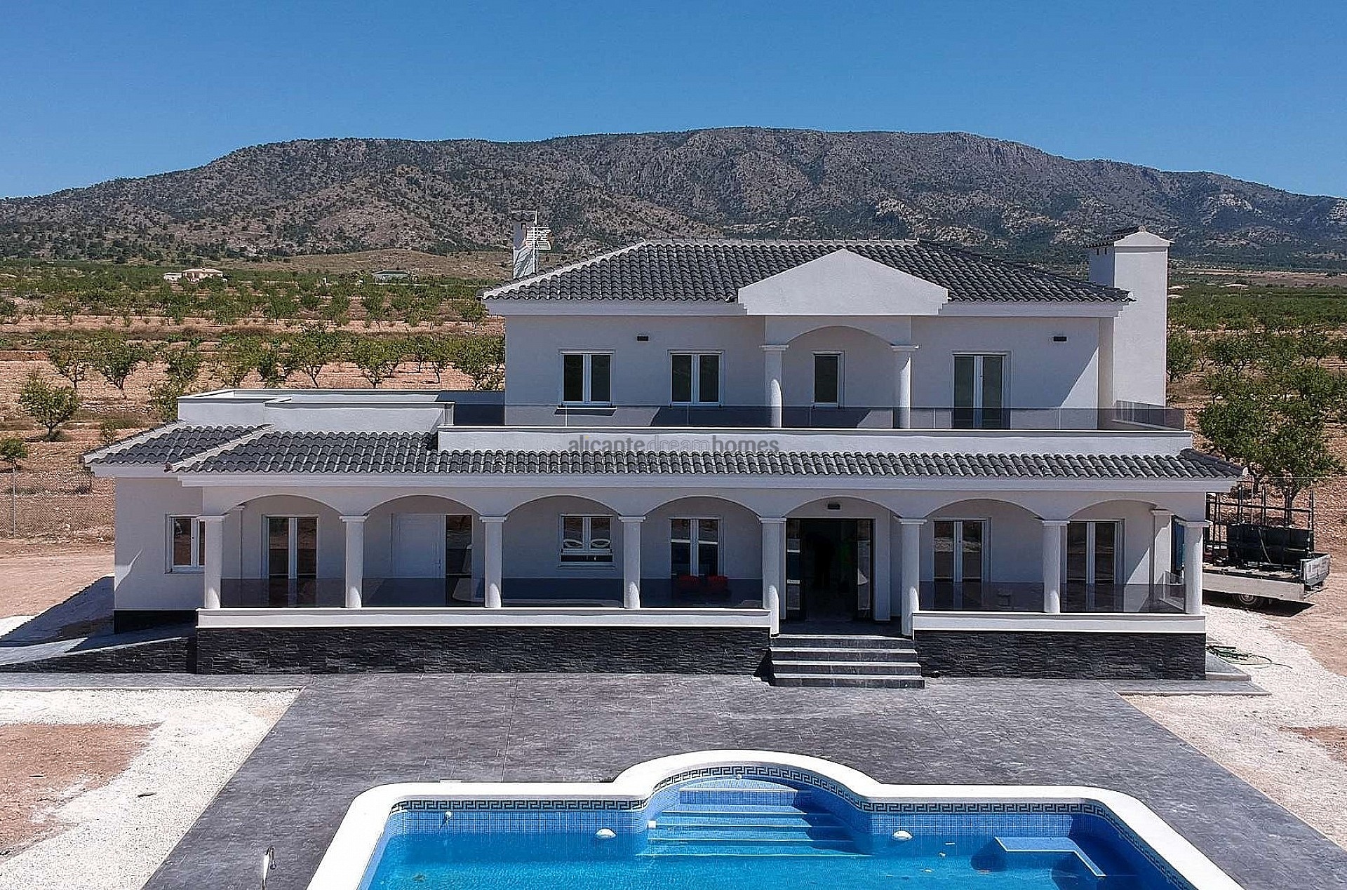 Resale - 4 Bedroom 3 Bathroom Villa in Pinoso -  - Alicante