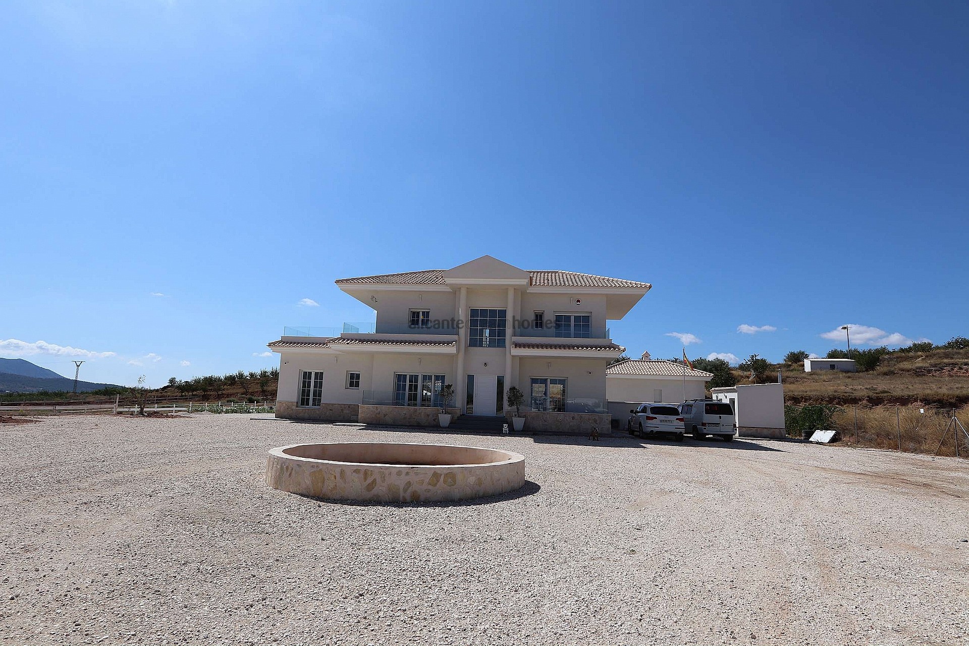 Resale - 4 Bedroom 3 Bathroom Villa in Pinoso -  - Alicante