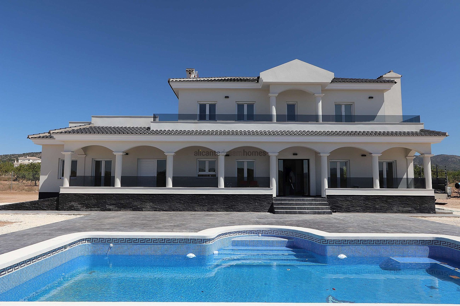 Resale - 4 Bedroom 3 Bathroom Villa in Pinoso -  - Alicante