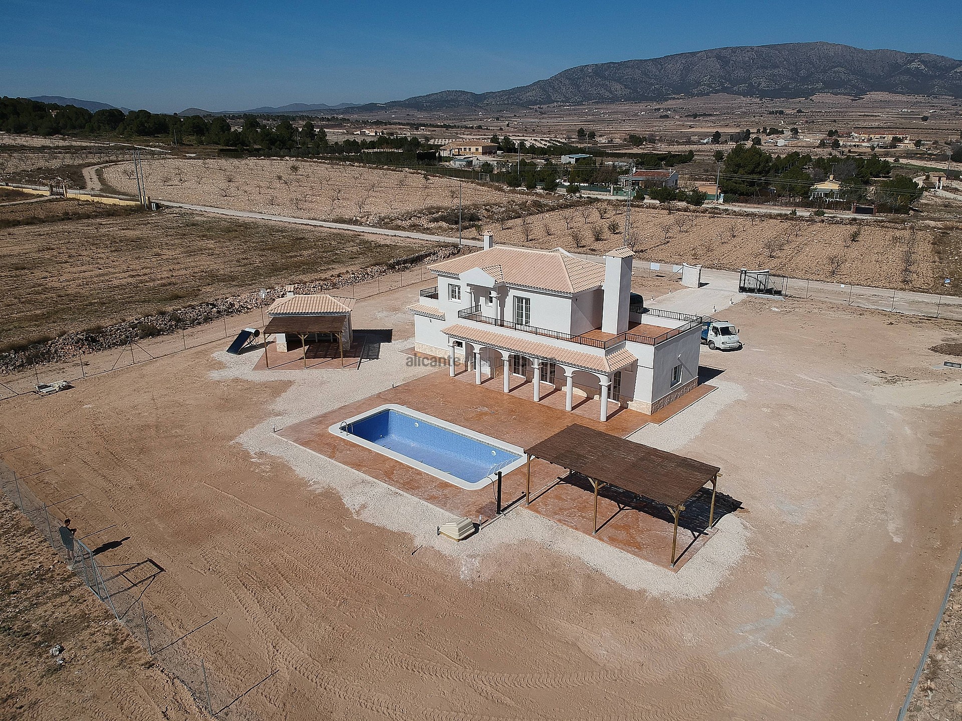 Resale - 4 Bedroom 3 Bathroom Villa in Pinoso -  - Alicante