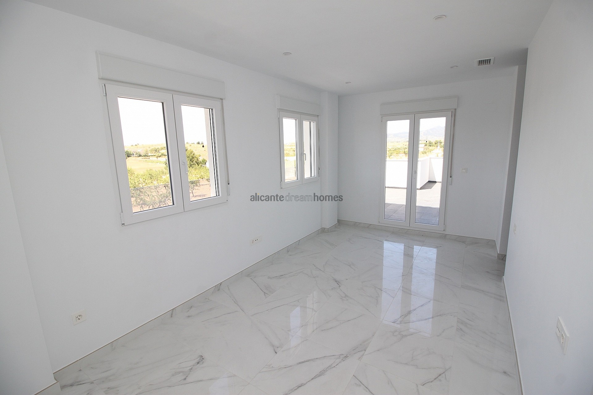 Resale - 4 Bedroom 3 Bathroom Villa in Pinoso -  - Alicante