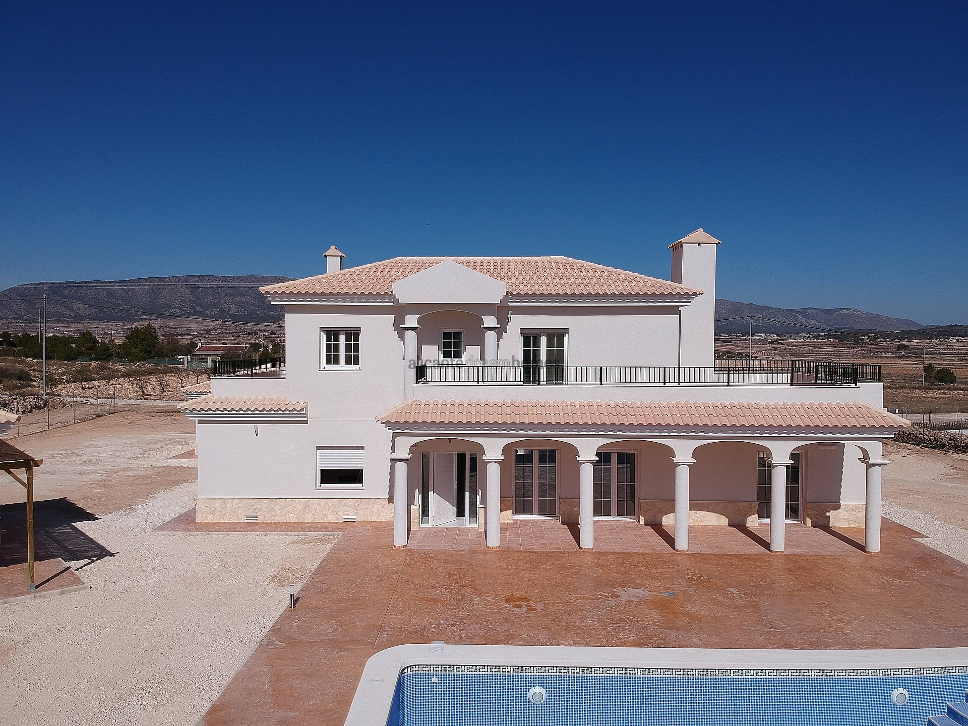 Resale - 4 Bedroom 3 Bathroom Villa in Pinoso -  - Alicante
