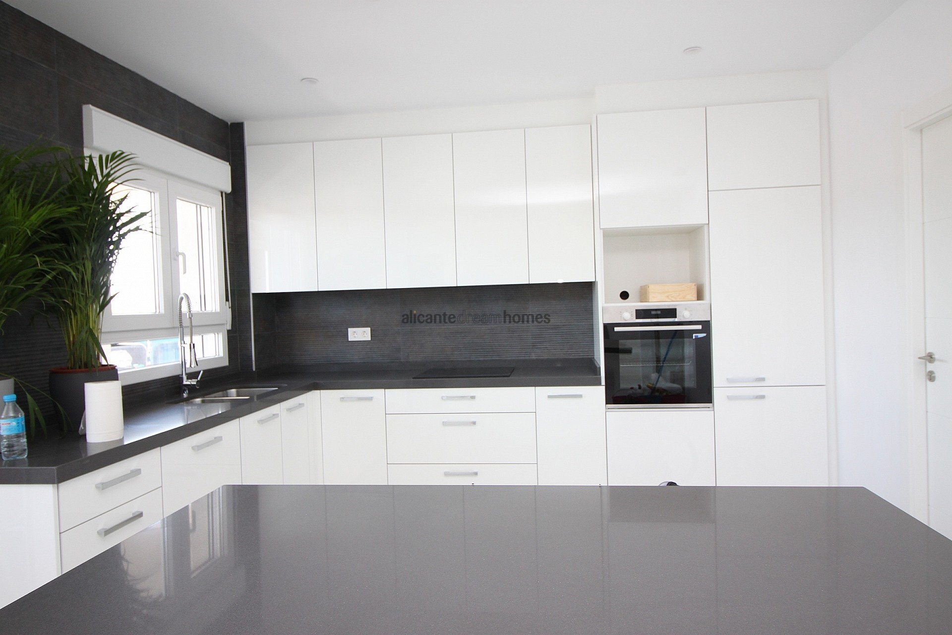 Resale - 4 Bedroom 3 Bathroom Villa in Pinoso -  - Alicante