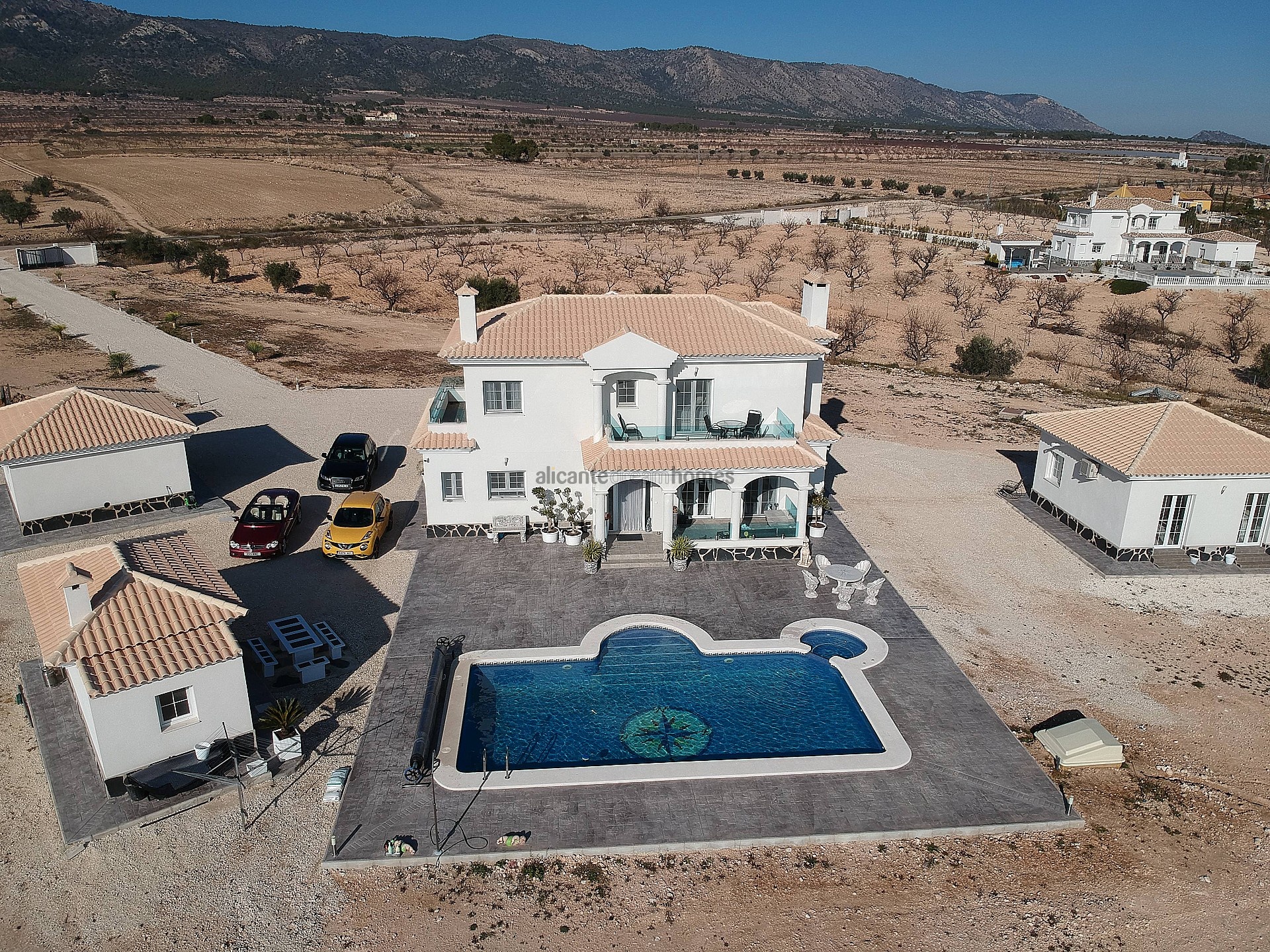 Resale - 4 Bedroom 3 Bathroom Villa in Pinoso -  - Alicante