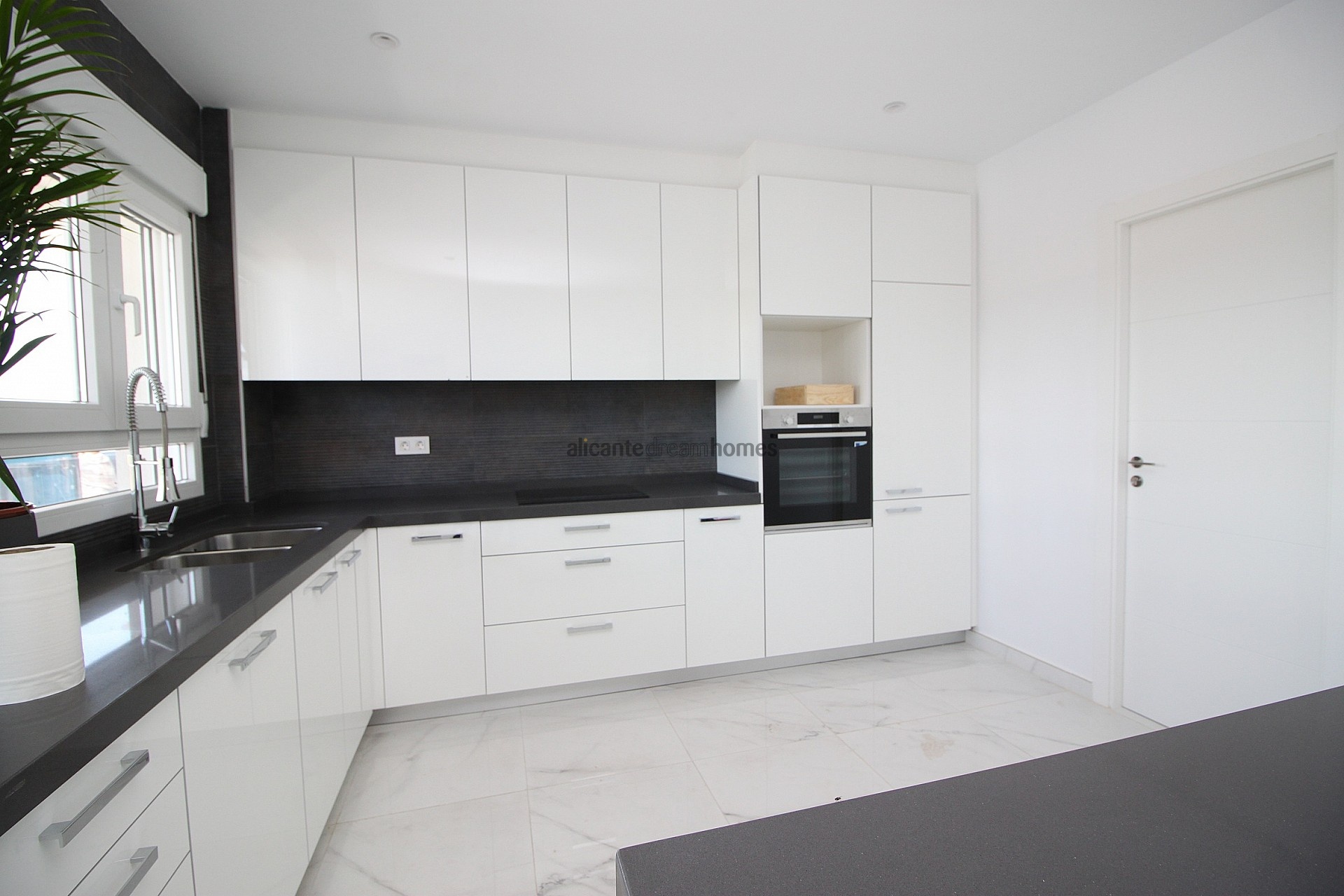 Resale - 4 Bedroom 3 Bathroom Villa in Pinoso -  - Alicante