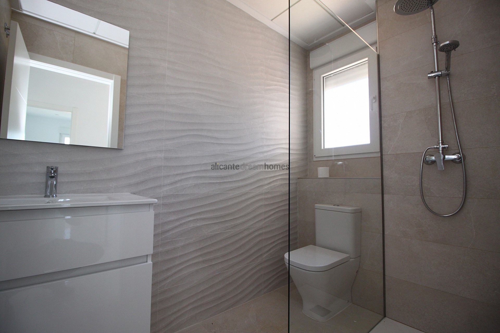 Resale - 4 Bedroom 3 Bathroom Villa in Pinoso -  - Alicante