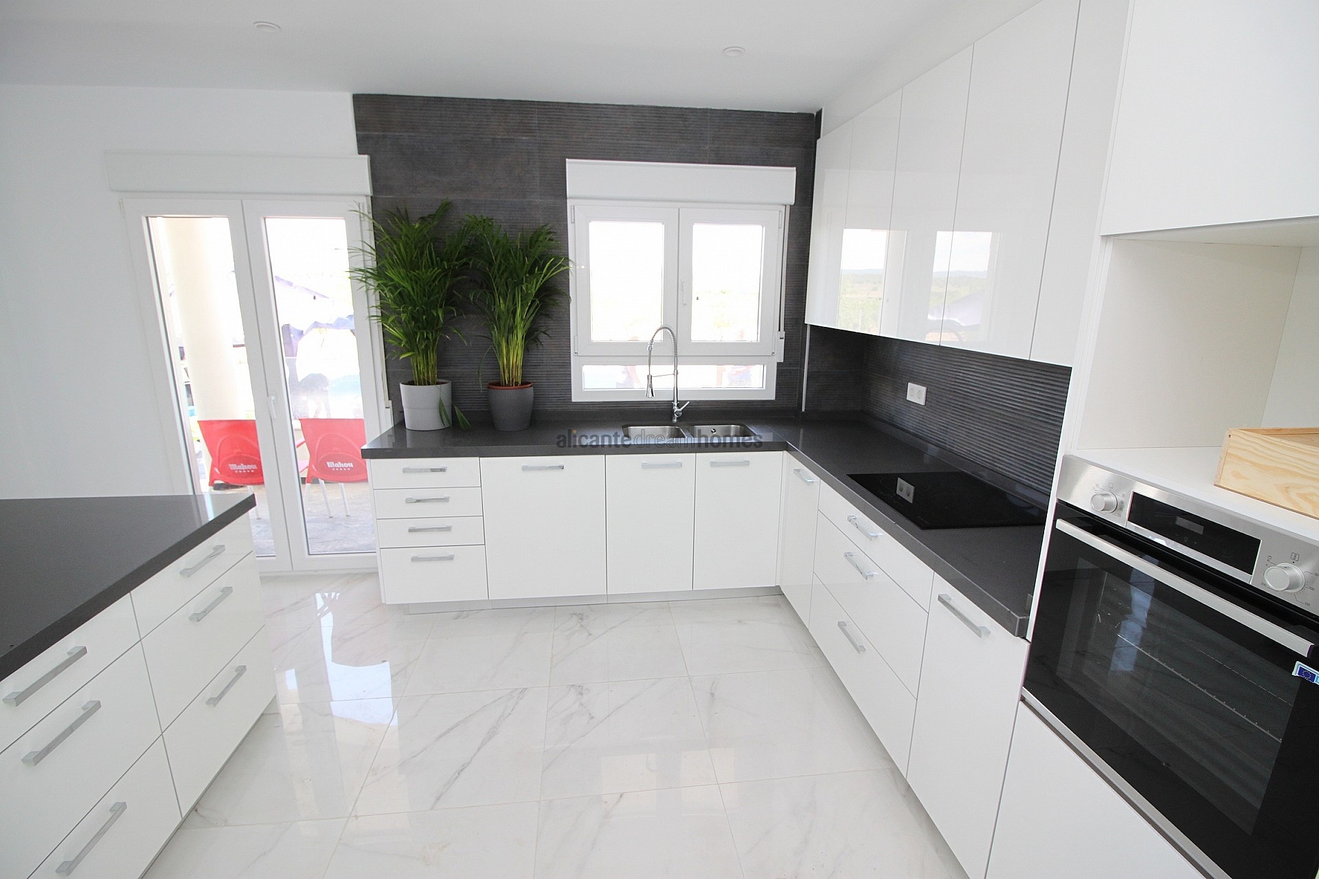 Resale - 4 Bedroom 3 Bathroom Villa in Pinoso -  - Alicante