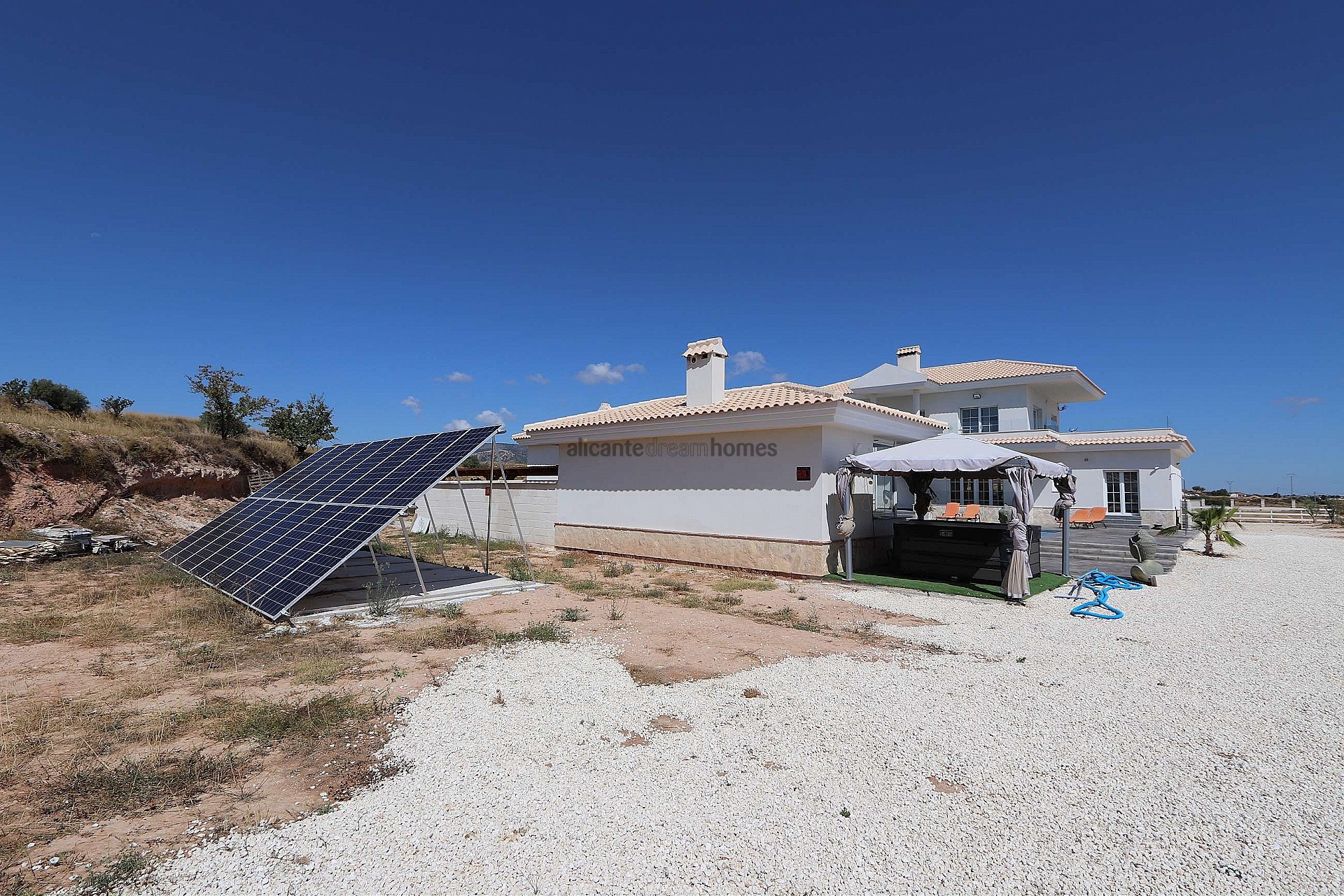 Resale - 4 Bedroom 3 Bathroom Villa in Pinoso -  - Alicante
