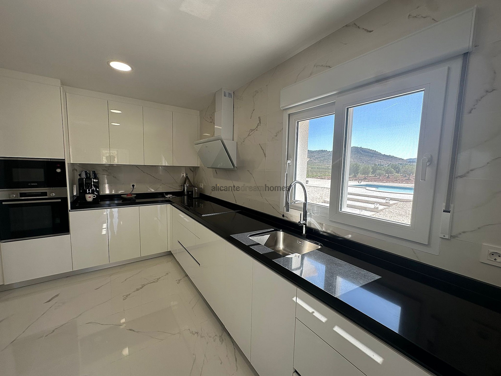 Resale - 4 Bedroom 3 Bathroom Villa in Pinoso - , Pinoso, Alicante, Spain - Alicante