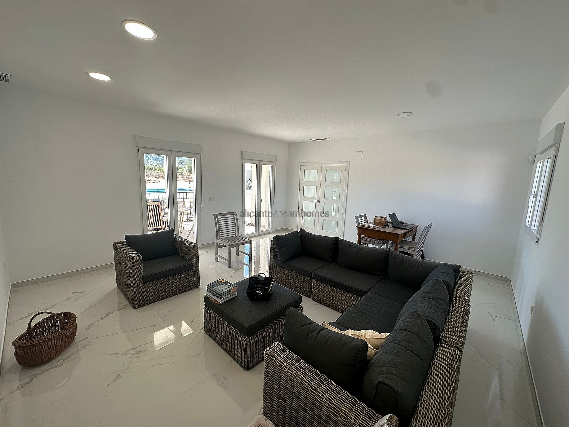 Resale - 4 Bedroom 3 Bathroom Villa in Pinoso - , Pinoso, Alicante, Spain - Alicante