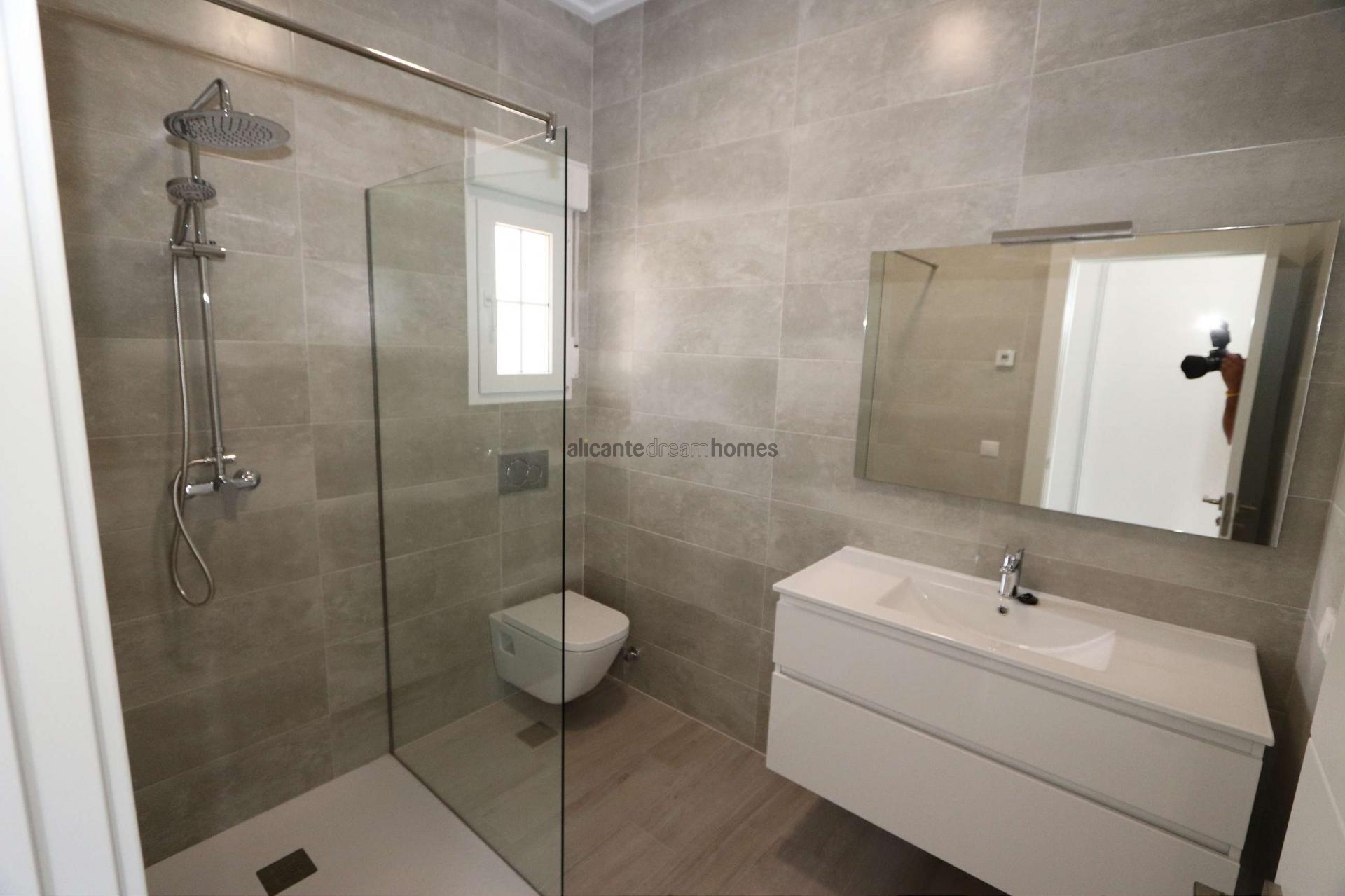 Resale - 4 Bedroom 4 Bathroom Villa in Pinoso -  - Alicante
