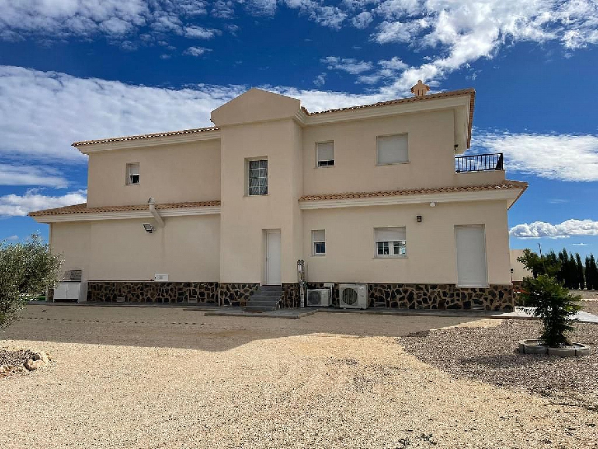 Sold - 4 Bedroom 3 Bathroom Villa in Pinoso -  - Alicante