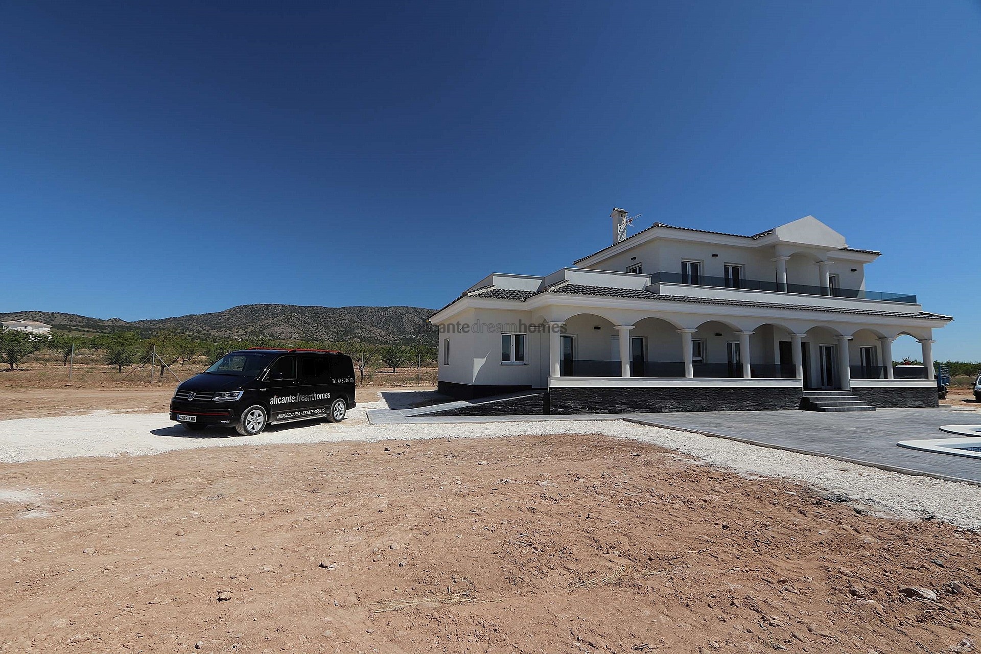 Resale - 6 Bedroom 4 Bathroom Villa in Pinoso -  - Alicante