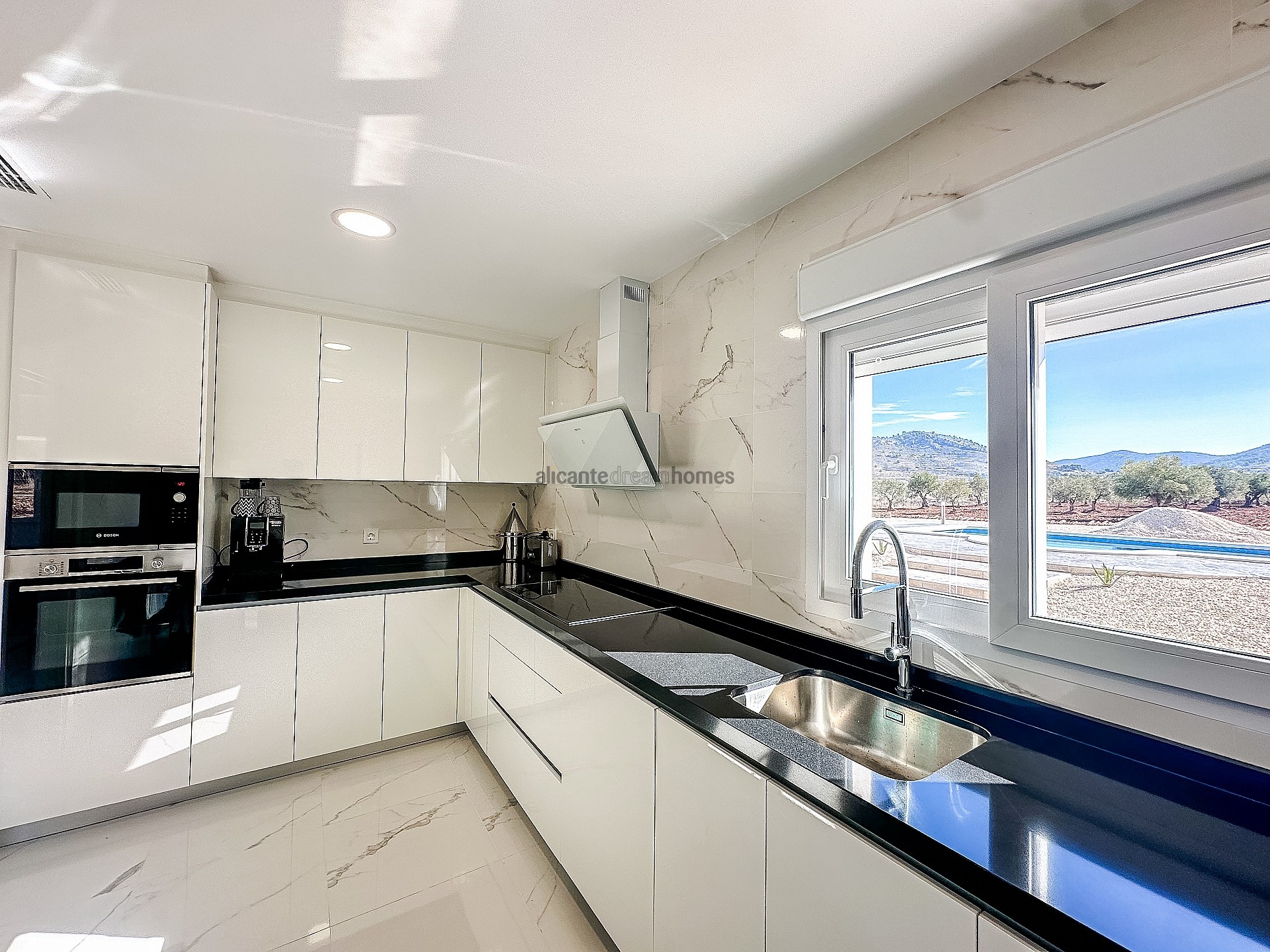 Resale - 4 Bedroom 3 Bathroom Villa in Pinoso - , Pinoso, Alicante, Spain - Alicante