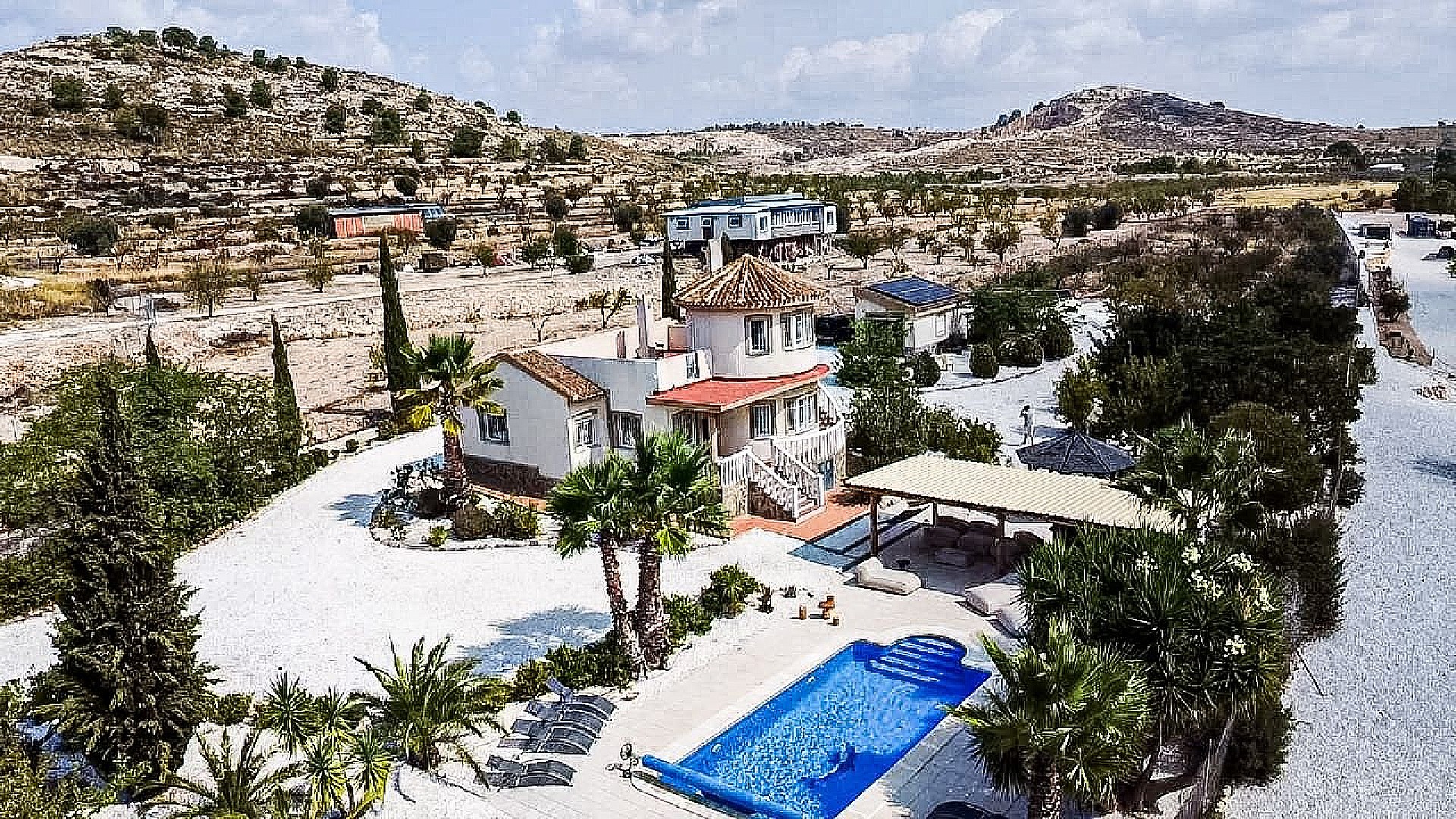 Sold - 5 Bedroom 4 Bathroom Villa in Pinoso -  - Alicante