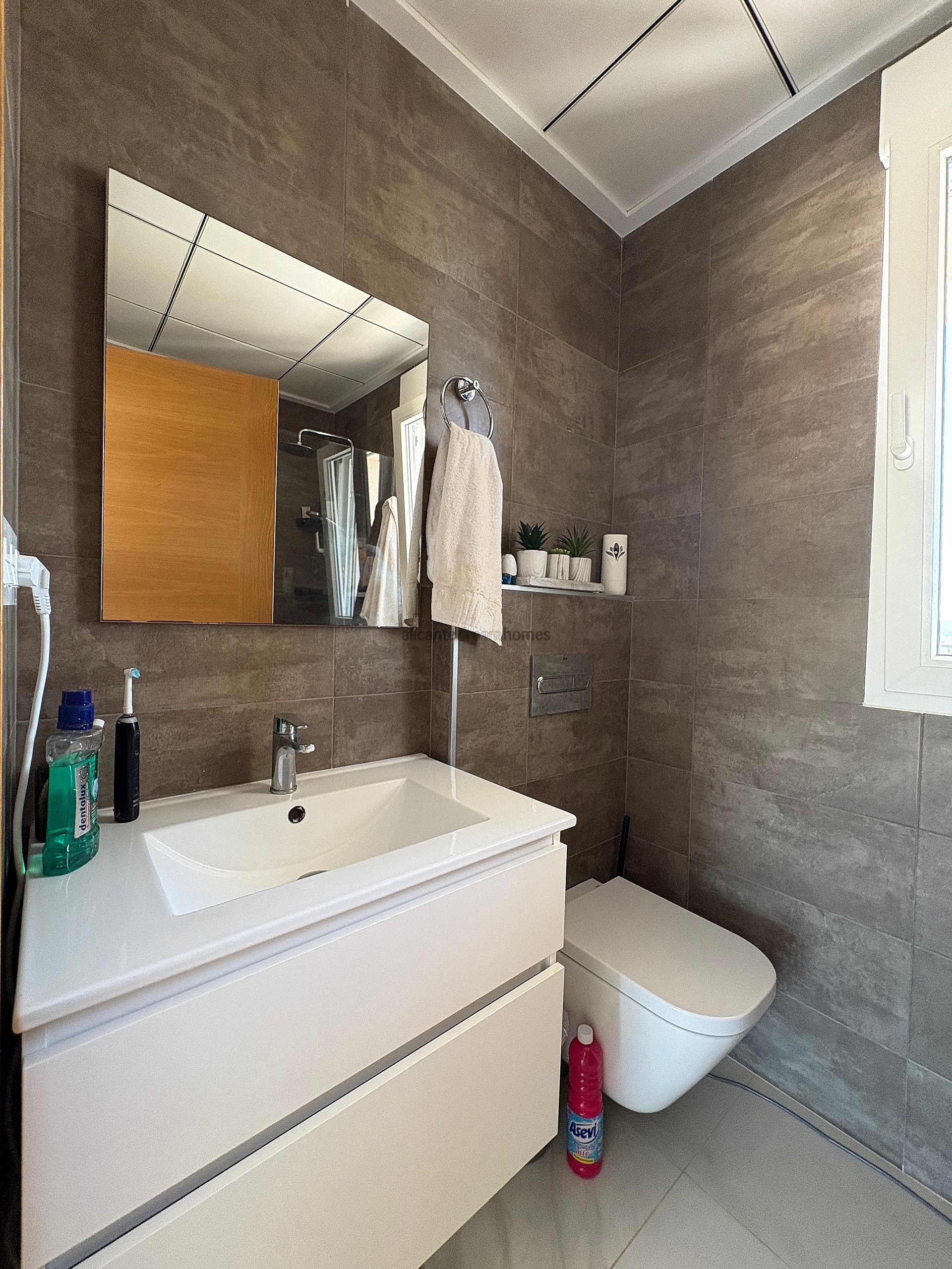 Resale - 4 Bedroom 3 Bathroom Villa in Pinoso -  - Alicante