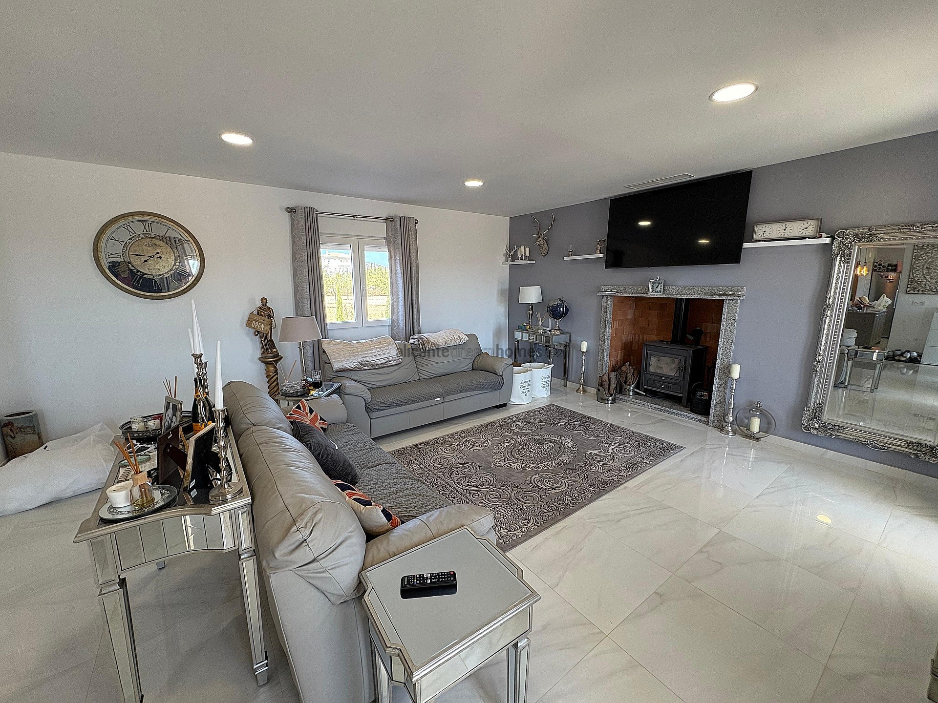 Resale - 4 Bedroom 3 Bathroom Villa in Pinoso -  - Alicante