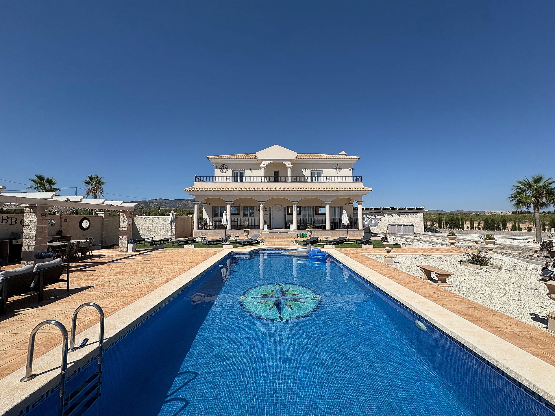 Resale - 4 Bedroom 3 Bathroom Villa in Pinoso -  - Alicante
