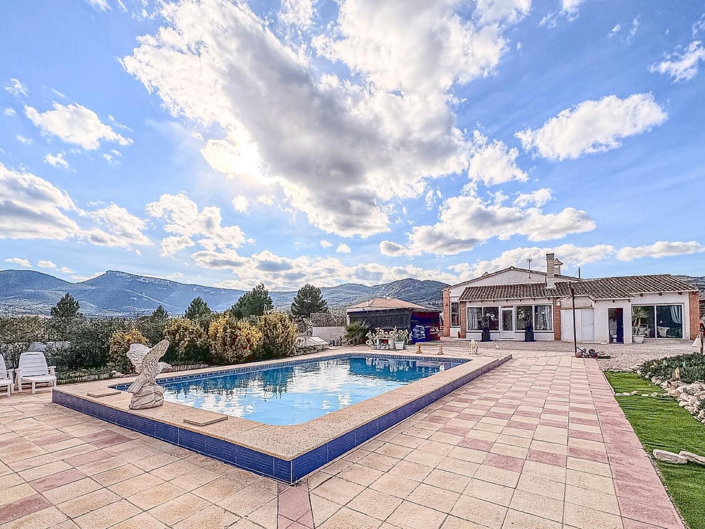 8 Bedroom 6 Bathroom Villa in Castalla