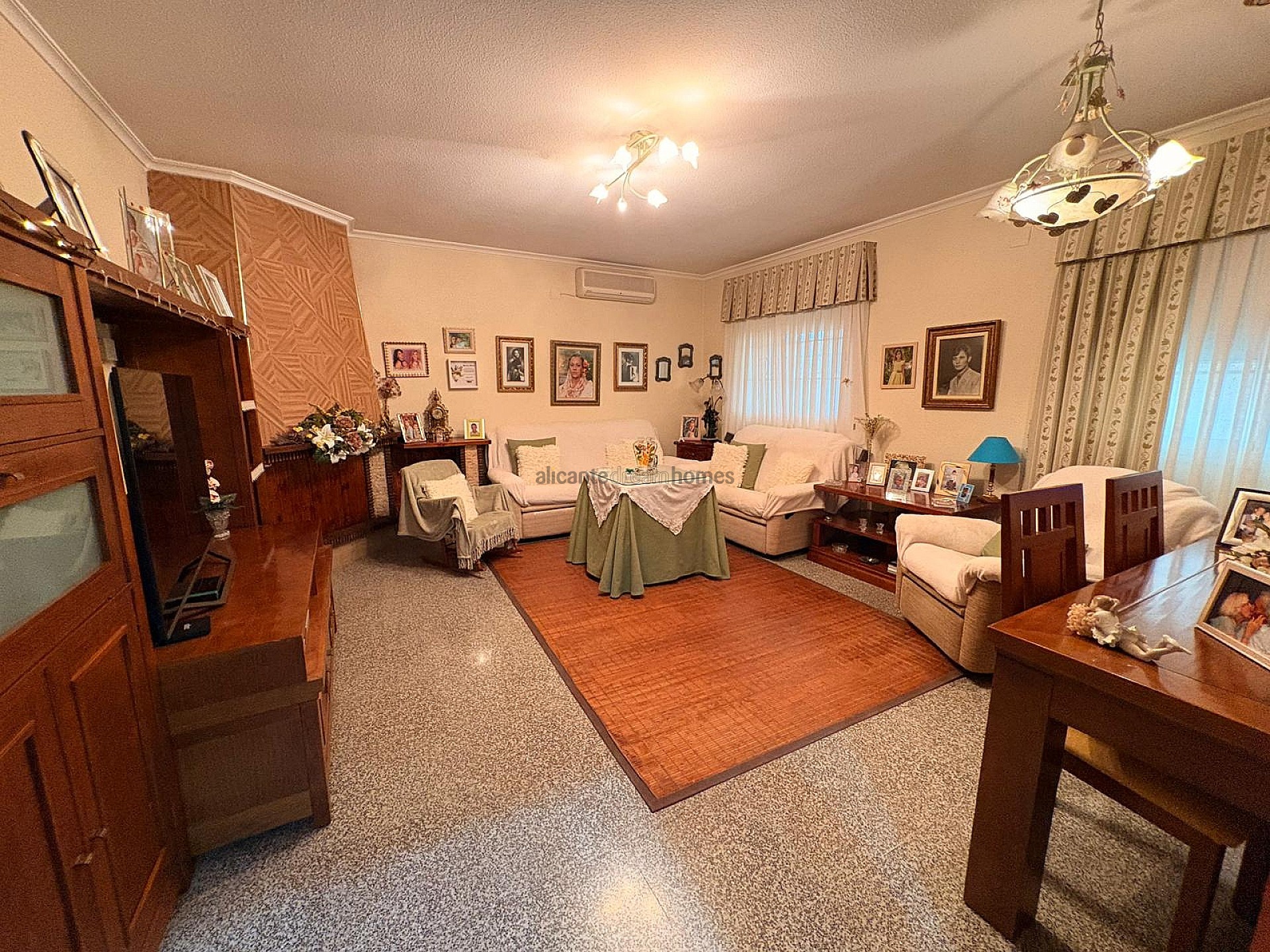 Resale - 4 Bedroom 2 Bathroom Villa in Monóvar -  - Alicante