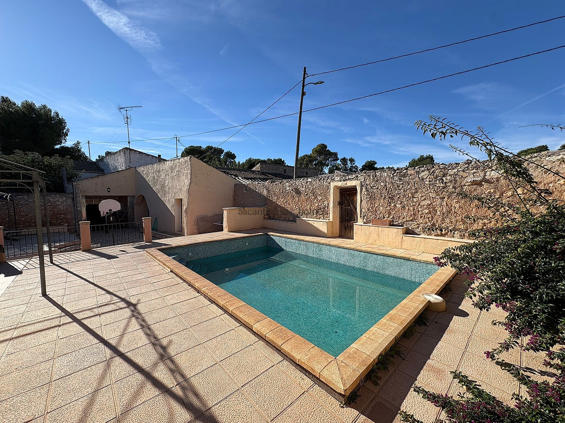 Resale - 6 Bedroom 3 Bathroom Village house in Monóvar -  - Alicante