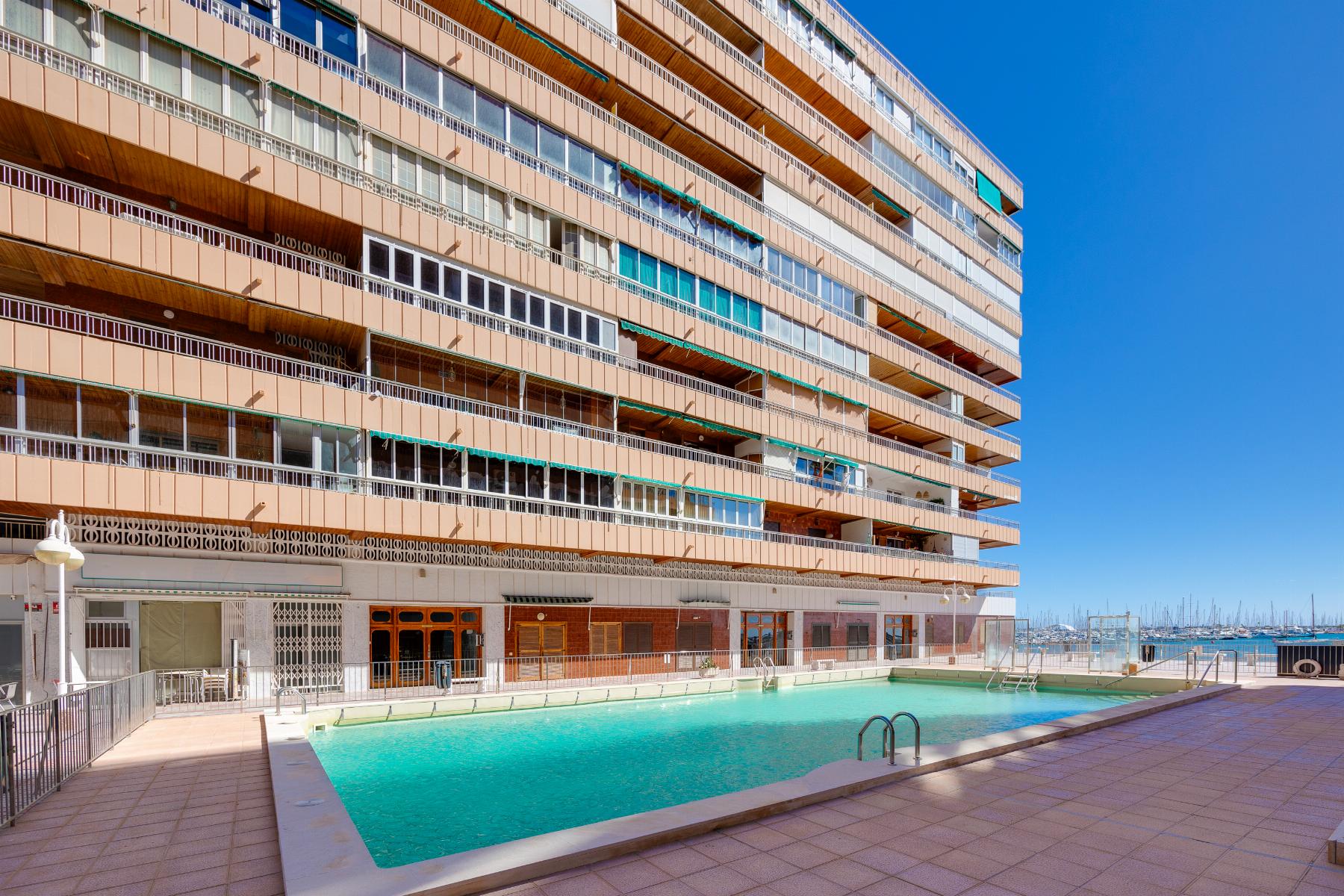 Resale - 3 Bedroom 2 Bathroom Apartamento in Torrevieja - Playa del Acequión - Alicante