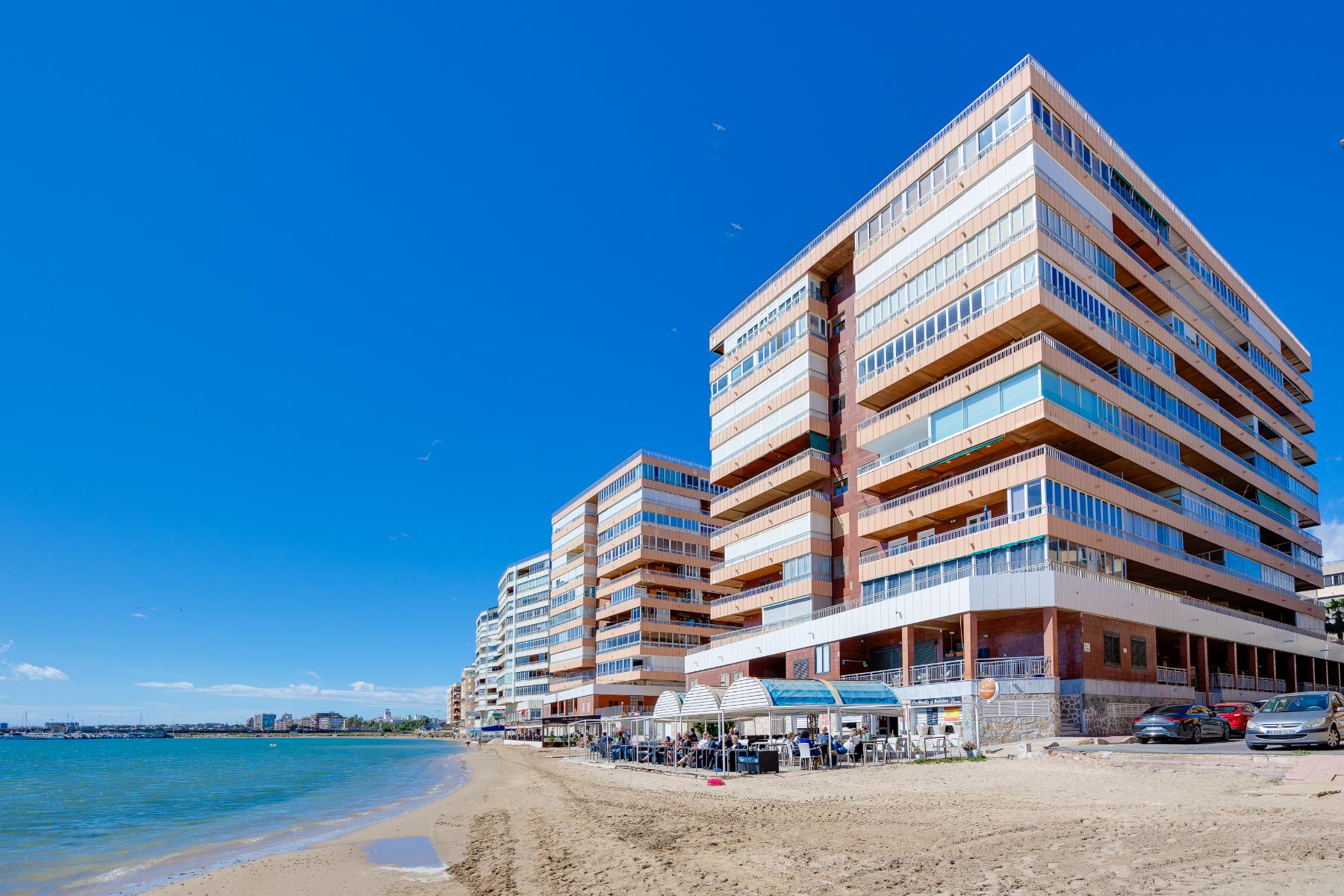 Resale - 3 Bedroom 2 Bathroom Apartamento in Torrevieja - Playa del Acequión - Alicante