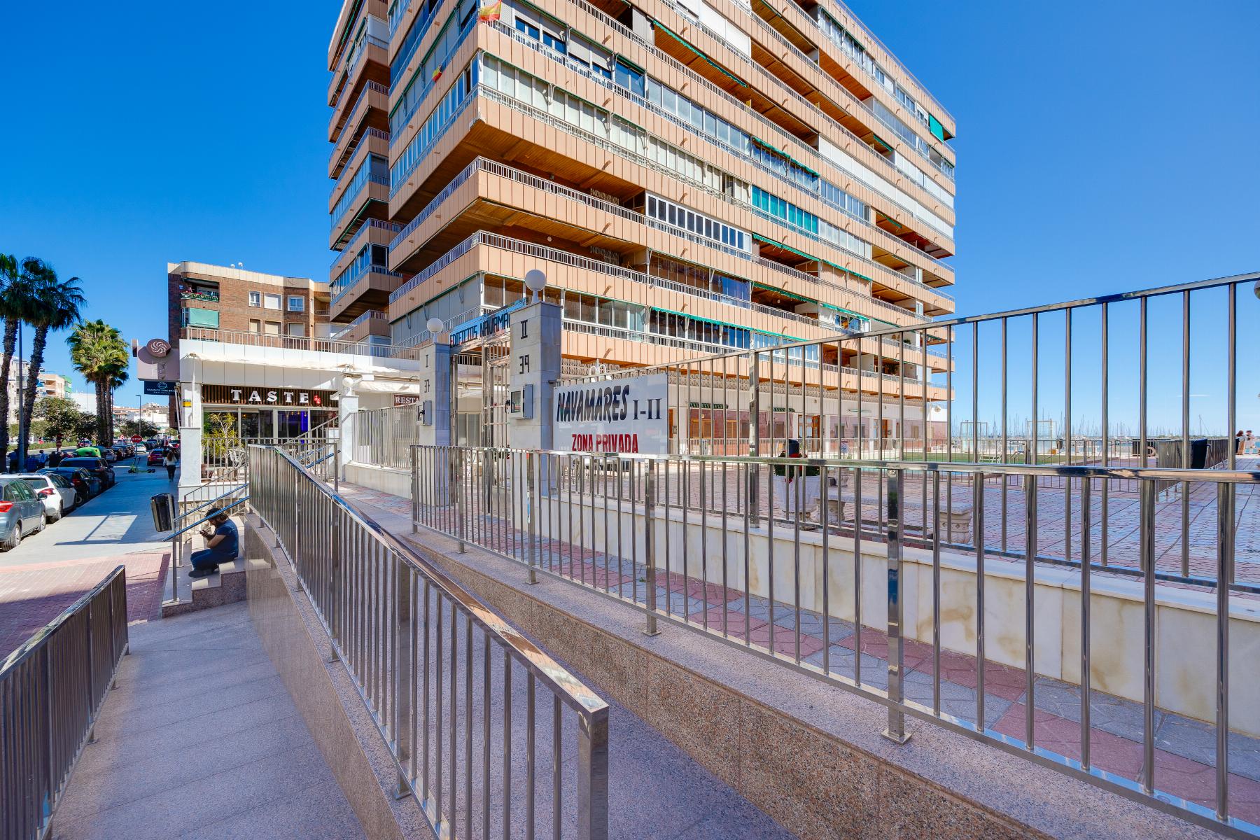 Resale - 3 Bedroom 2 Bathroom Apartamento in Torrevieja - Playa del Acequión - Alicante