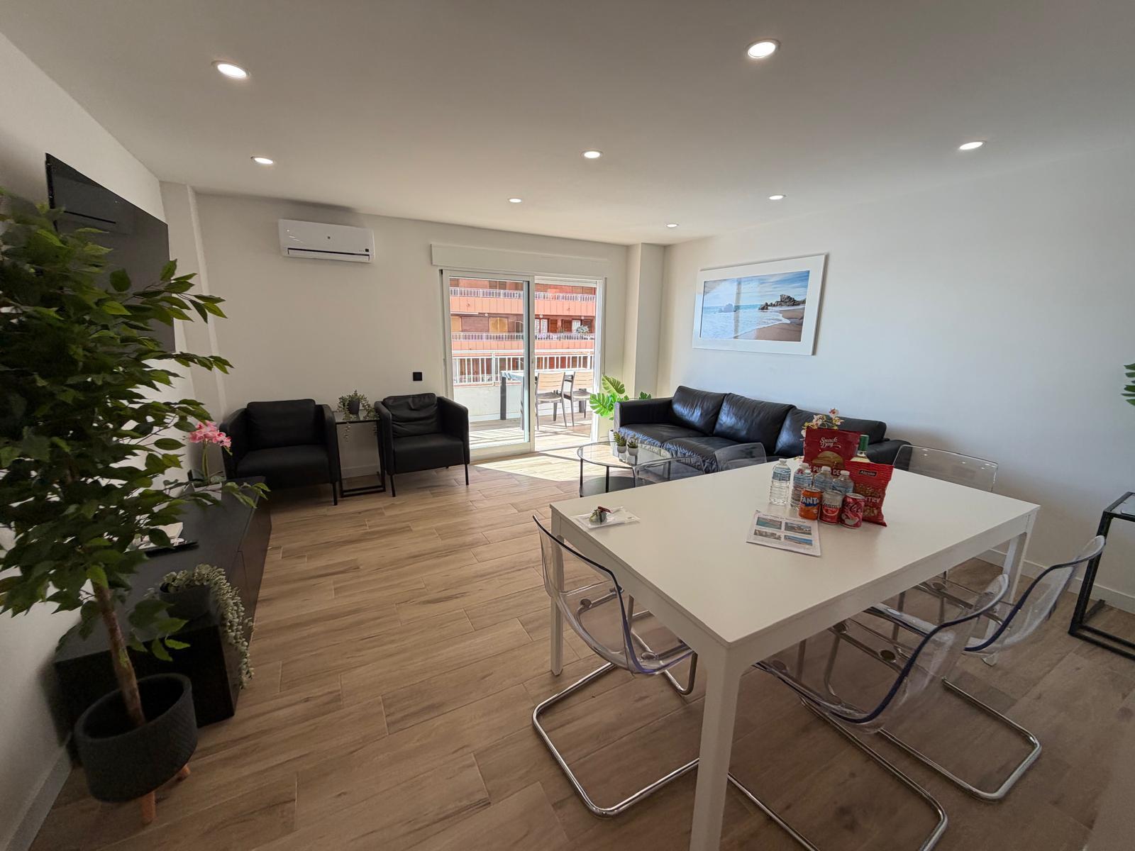 Resale - 3 Bedroom 2 Bathroom Apartamento in Torrevieja - Playa del Acequión - Alicante