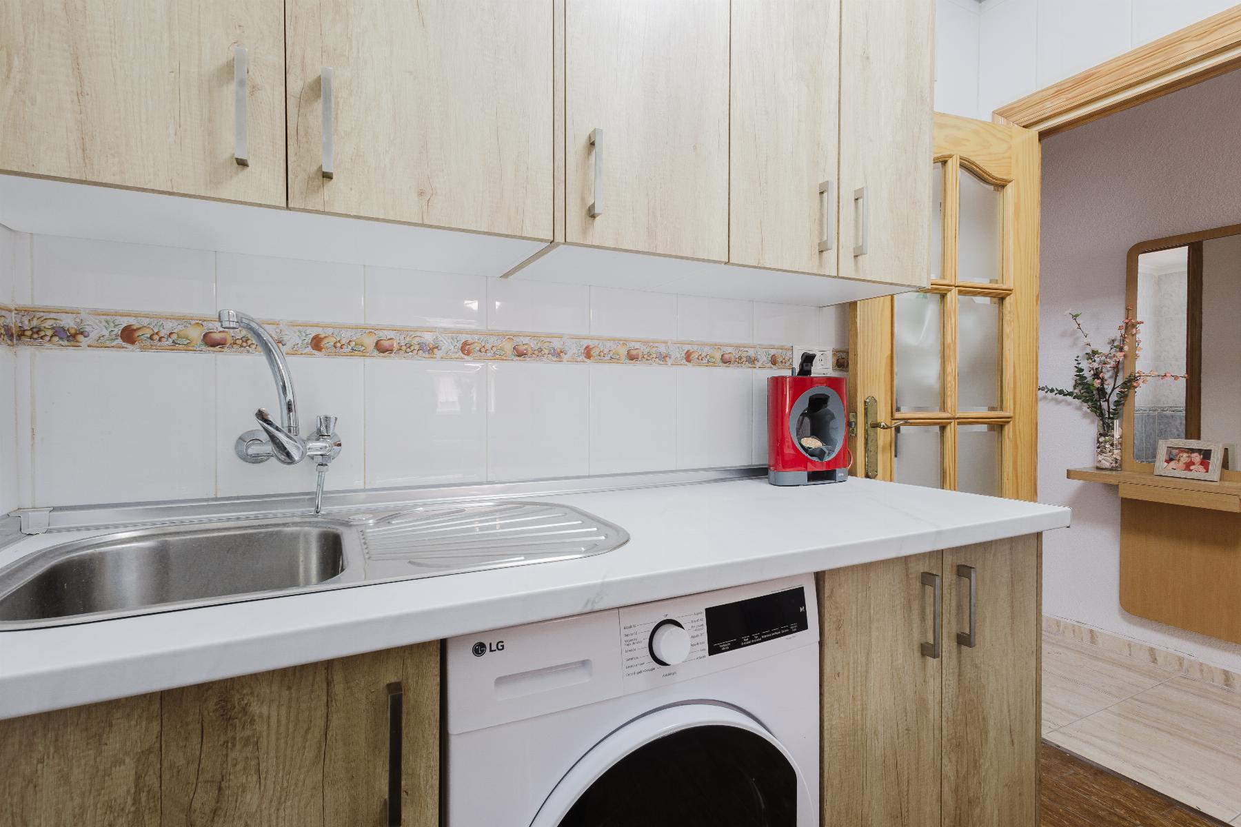 Resale - 2 Bedroom 1 Bathroom Apartamento in Torrevieja - Playa del Acequión - Alicante