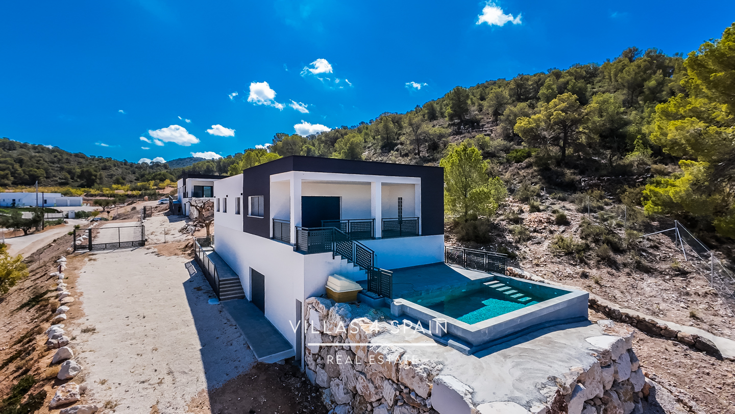 Resale - Copy: 3 bedroom 2 bathroom  build villa with pool and garage - camino del Prado - Alicante