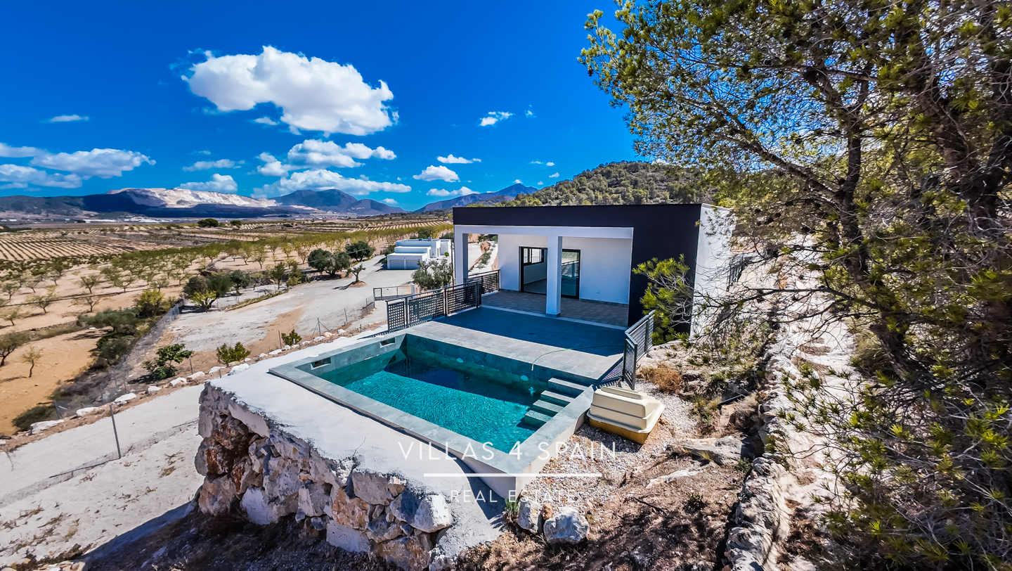 Resale - Copy: 3 bedroom 2 bathroom  build villa with pool and garage - camino del Prado - Alicante