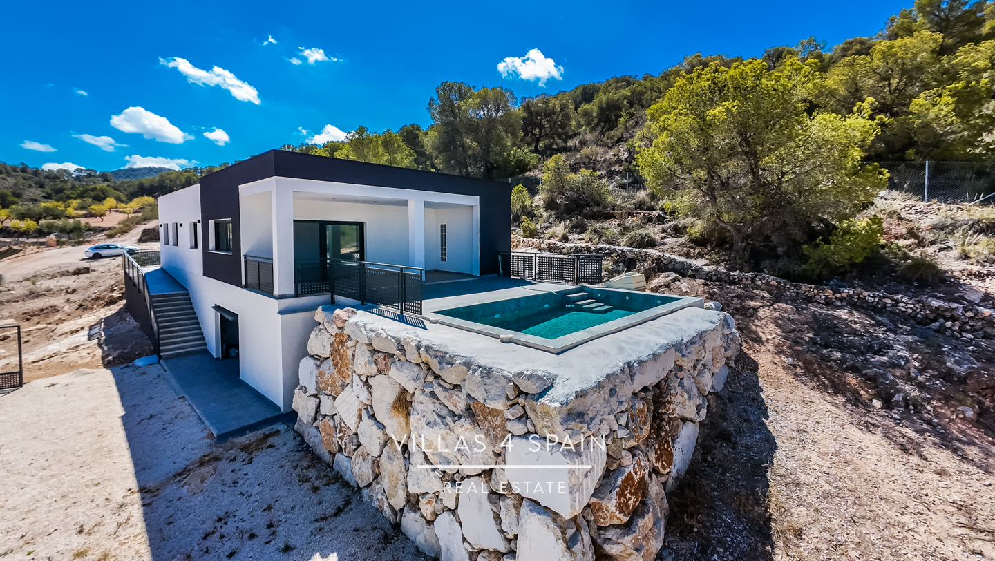 Resale - Copy: 3 bedroom 2 bathroom  build villa with pool and garage - camino del Prado - Alicante