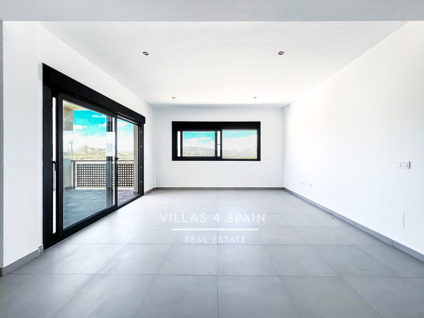 Resale - Copy: 3 bedroom 2 bathroom  build villa with pool and garage - camino del Prado - Alicante