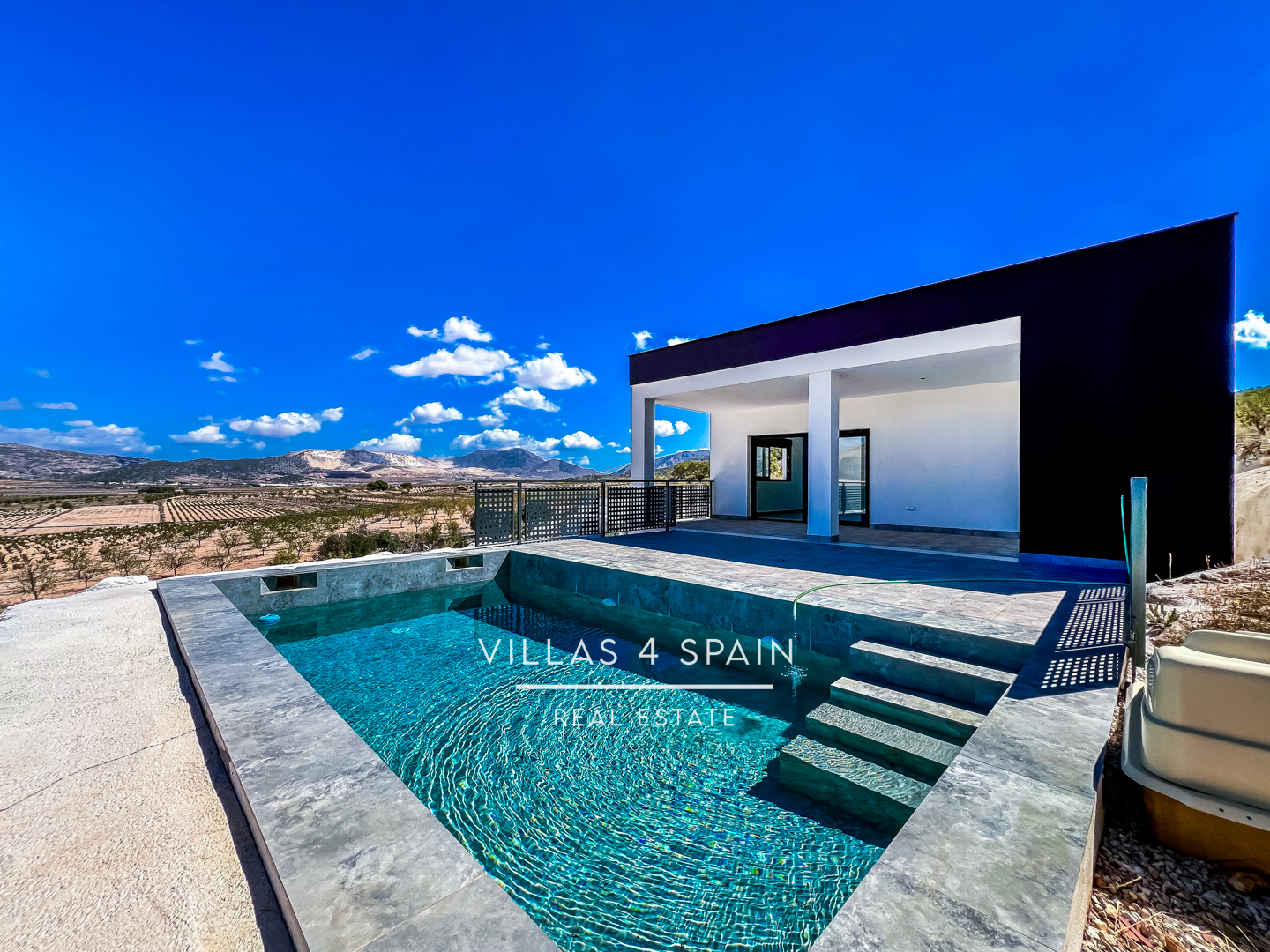 Resale - Copy: 3 bedroom 2 bathroom  build villa with pool and garage - camino del Prado - Alicante