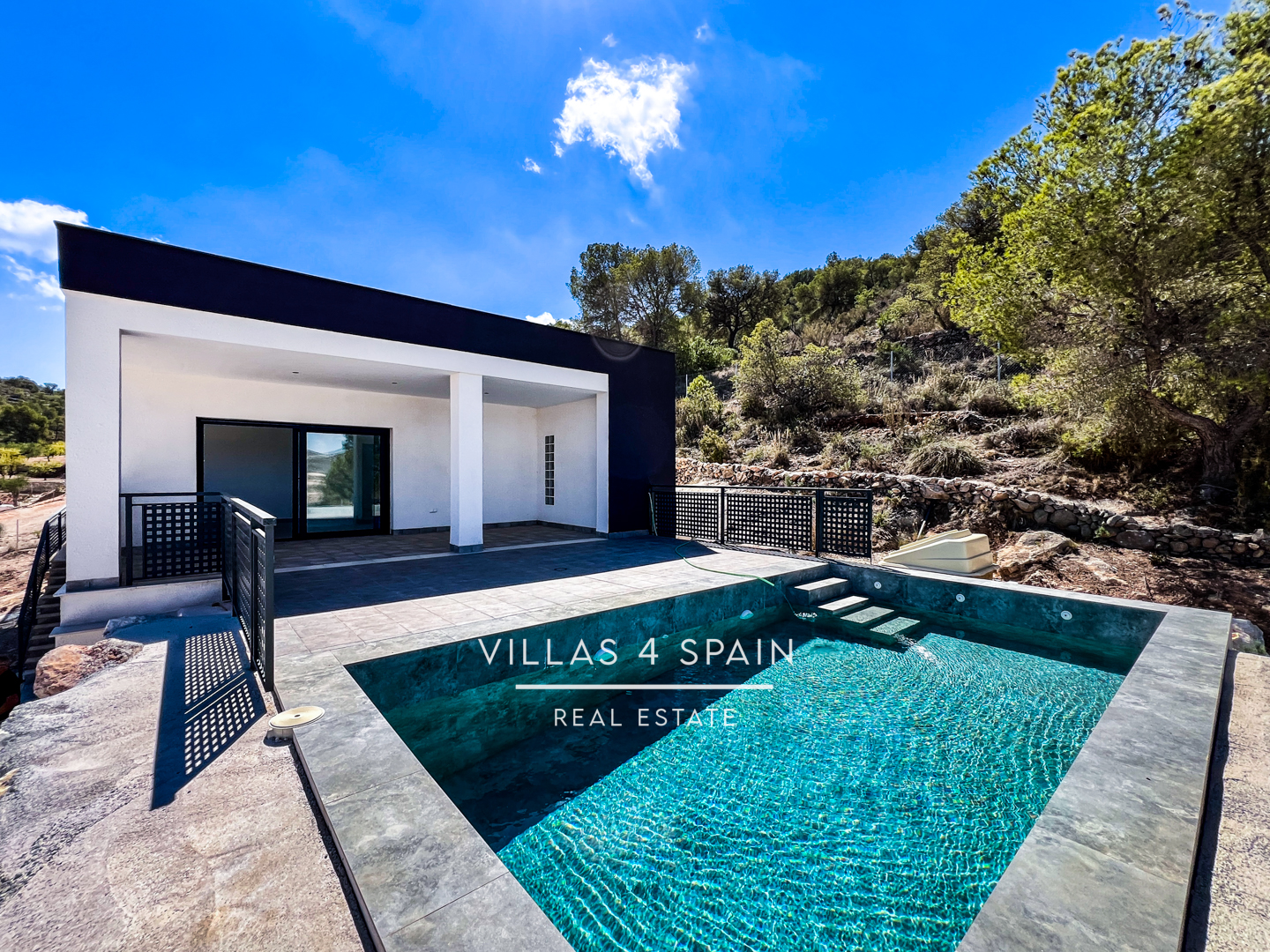 Resale - Copy: 3 bedroom 2 bathroom  build villa with pool and garage - camino del Prado - Alicante