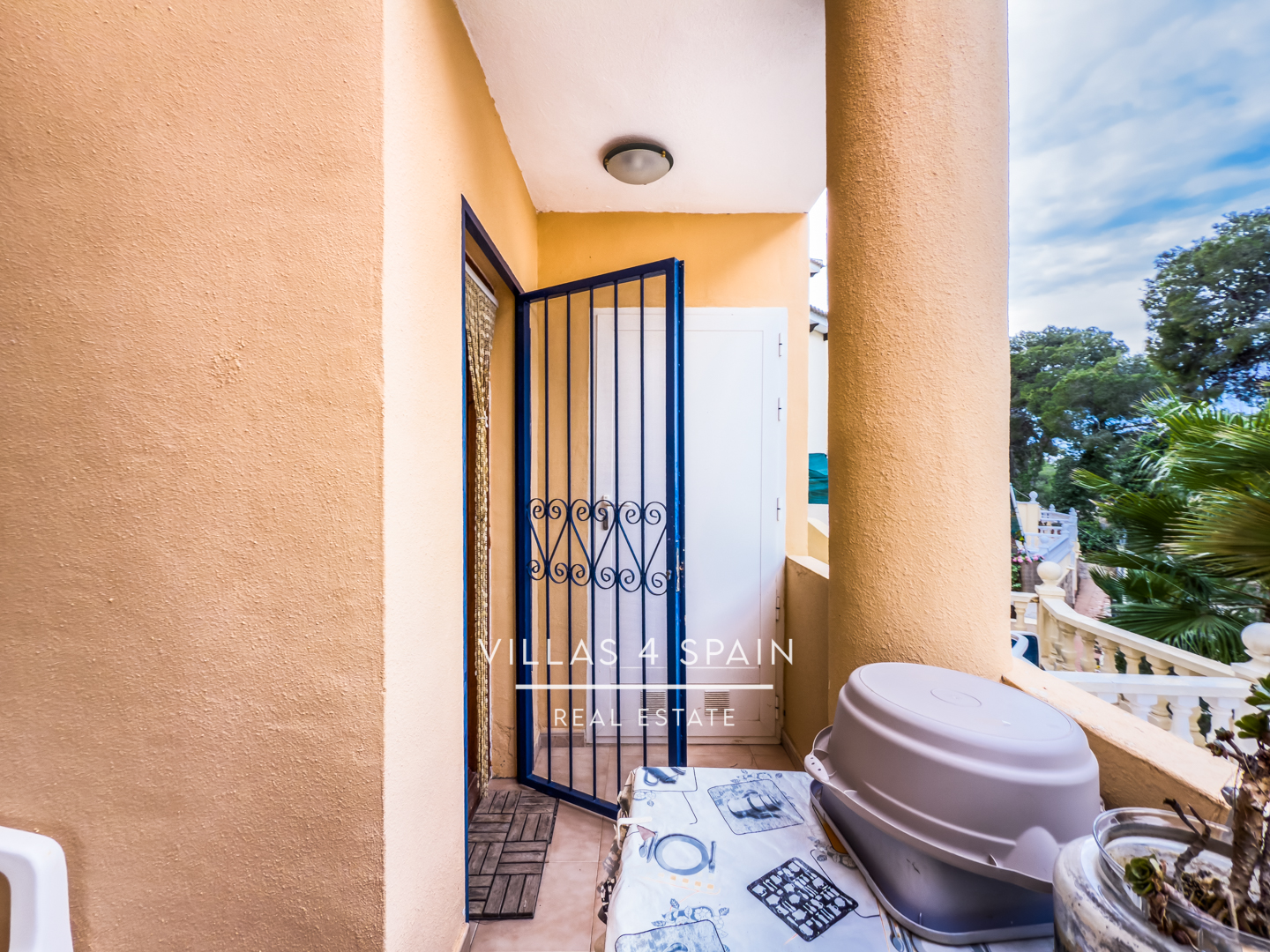 Resale - Copy: 2 Bed 2 Bath townhouse  with a front garden and Lake View in Ciudad Quesada Lo Pepin - avenida de españa - Alicante