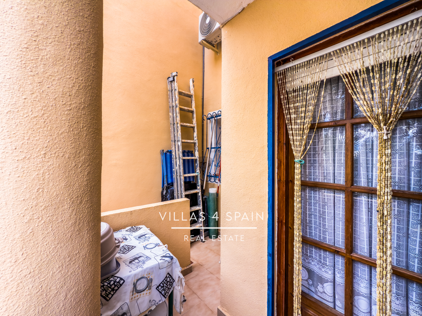 Resale - Copy: 2 Bed 2 Bath townhouse  with a front garden and Lake View in Ciudad Quesada Lo Pepin - avenida de españa - Alicante