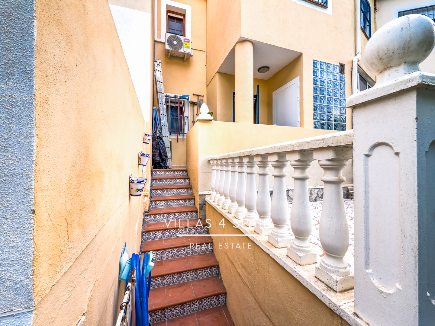 Resale - Copy: 2 Bed 2 Bath townhouse  with a front garden and Lake View in Ciudad Quesada Lo Pepin - avenida de españa - Alicante