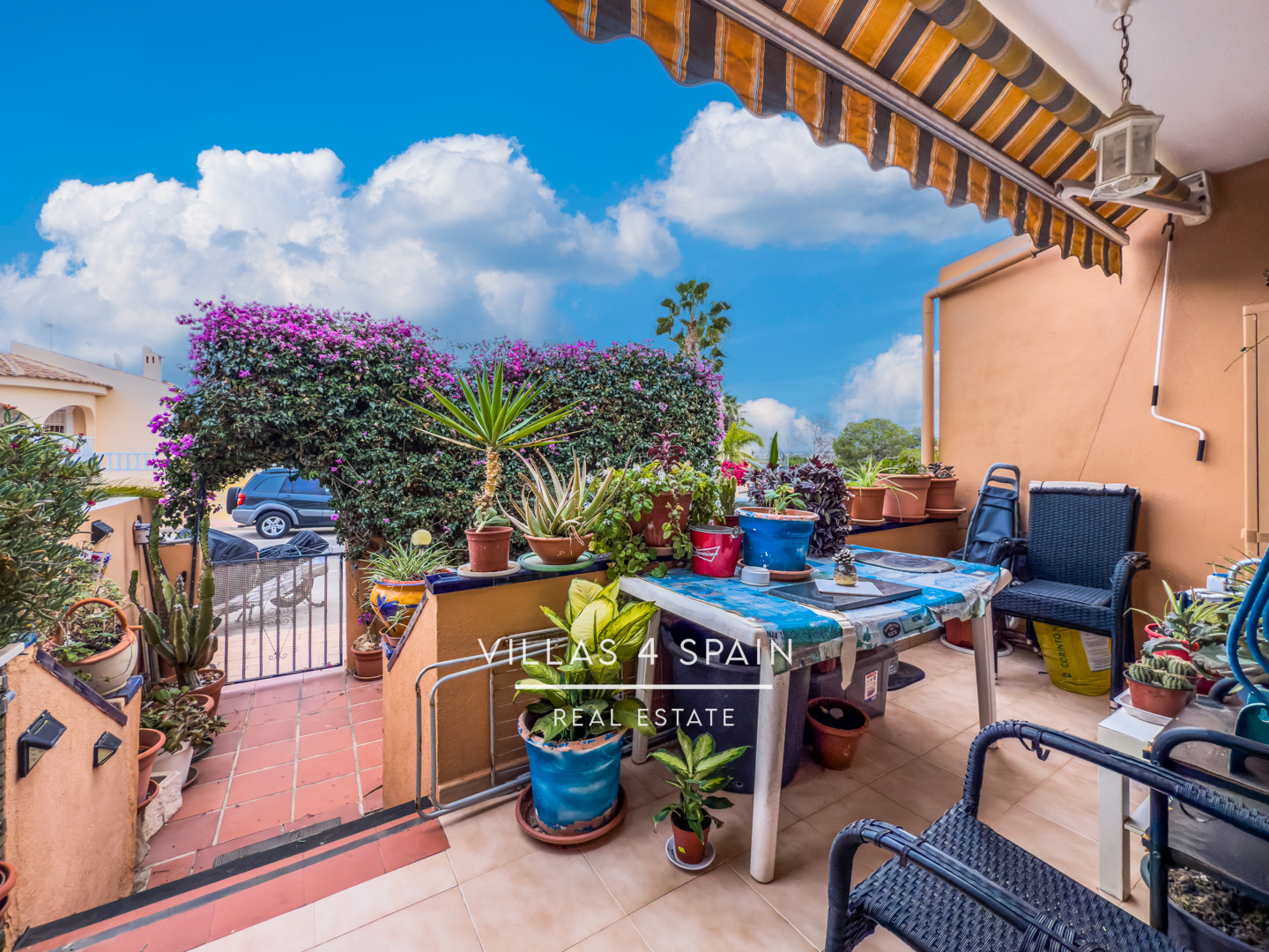 Resale - Copy: 2 Bed 2 Bath townhouse  with a front garden and Lake View in Ciudad Quesada Lo Pepin - avenida de españa - Alicante