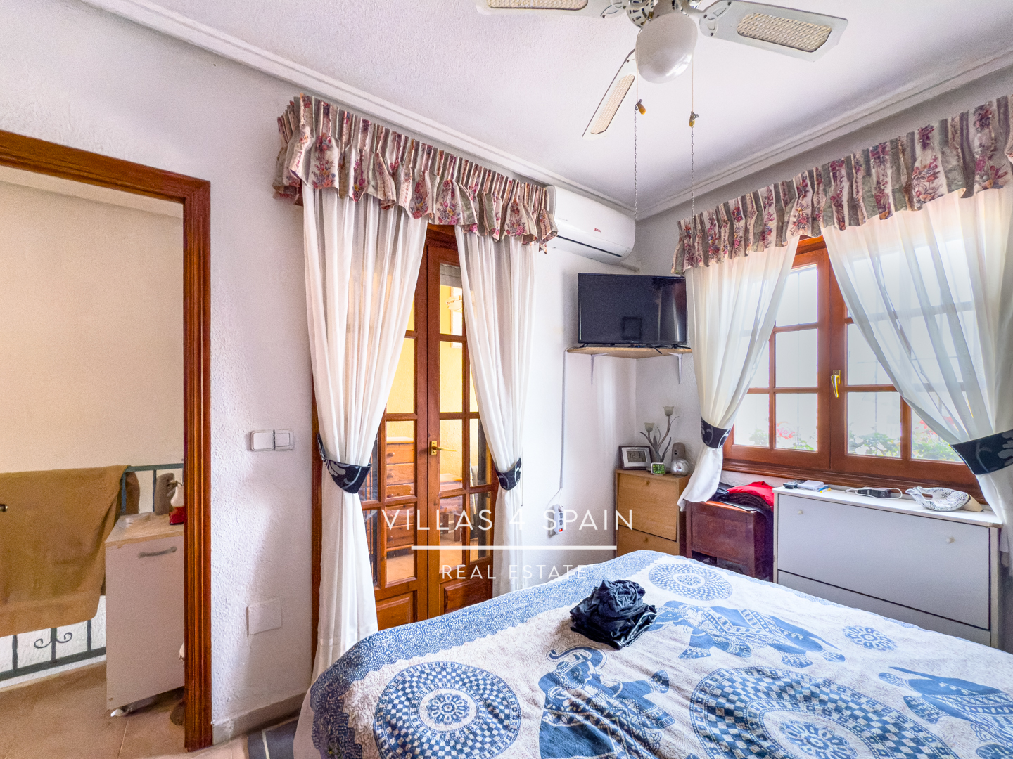 Resale - Copy: 2 Bed 2 Bath townhouse  with a front garden and Lake View in Ciudad Quesada Lo Pepin - avenida de españa - Alicante