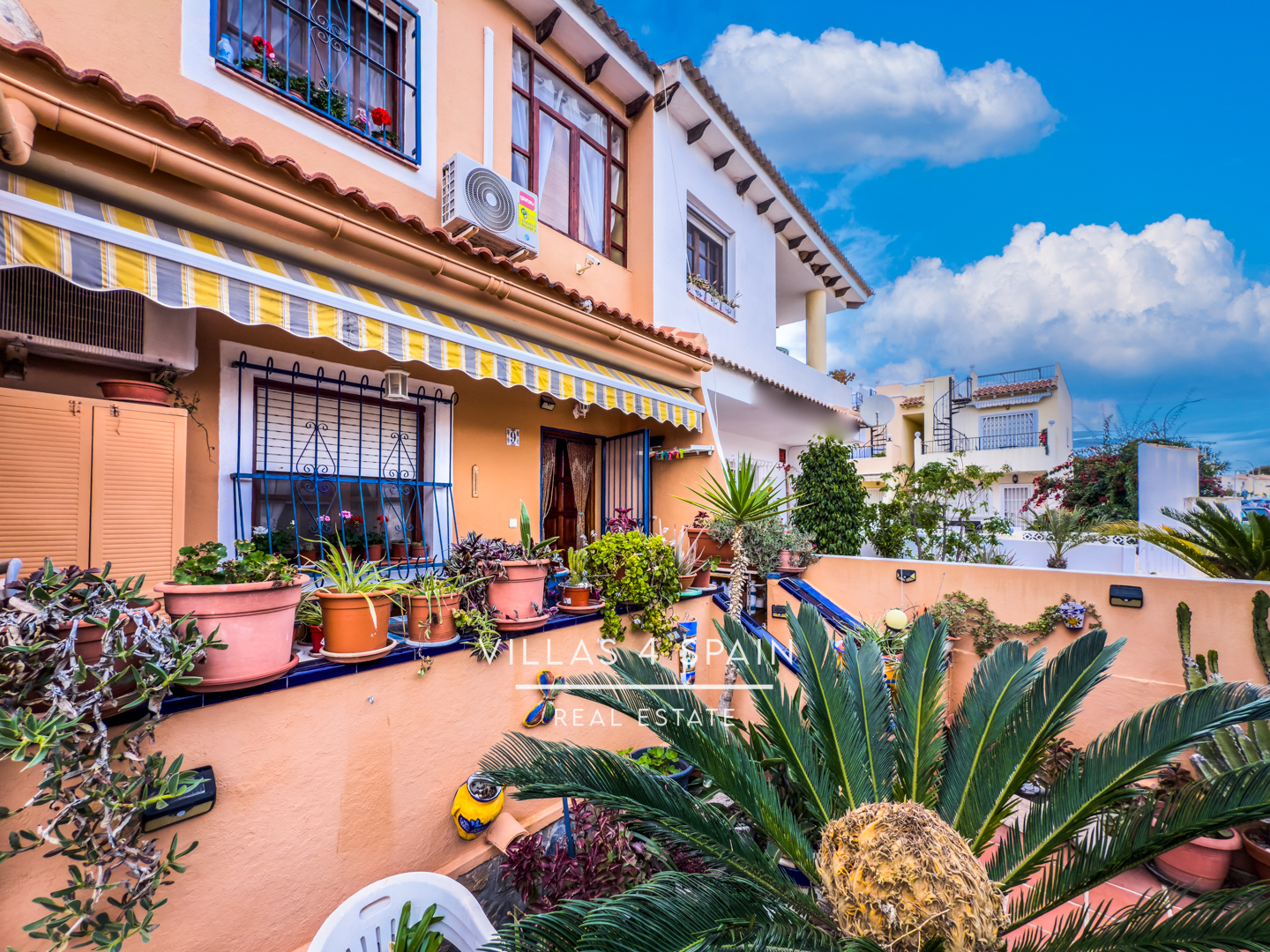 Resale - Copy: 2 Bed 2 Bath townhouse  with a front garden and Lake View in Ciudad Quesada Lo Pepin - avenida de españa - Alicante