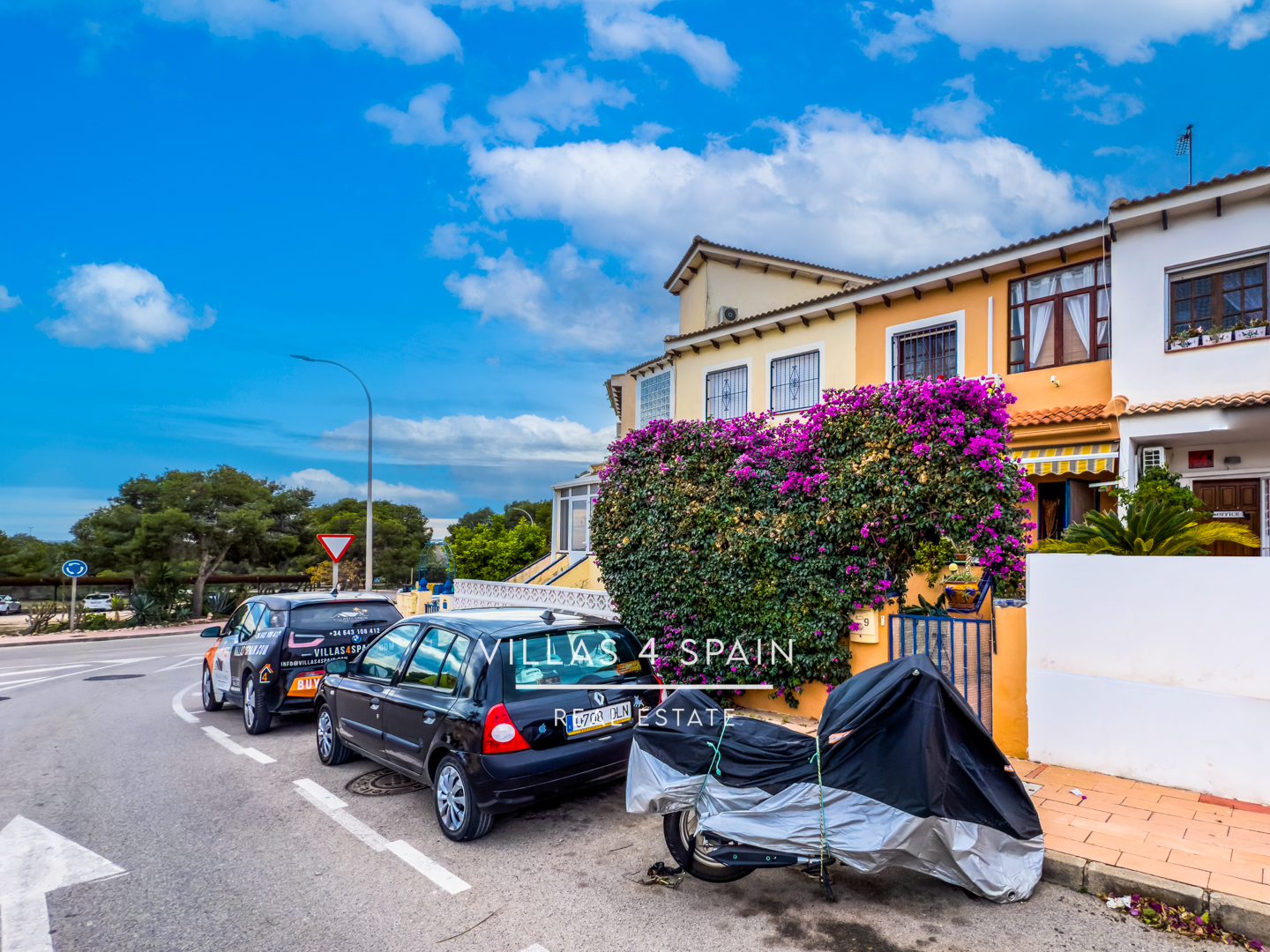 Resale - Copy: 2 Bed 2 Bath townhouse  with a front garden and Lake View in Ciudad Quesada Lo Pepin - avenida de españa - Alicante